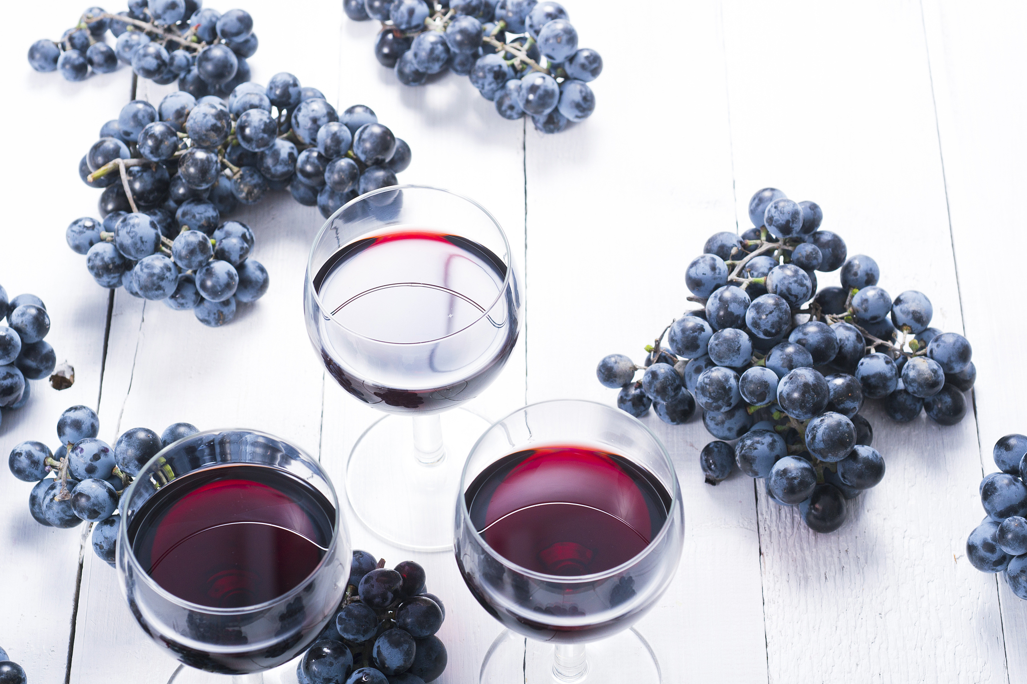 改写这段话使其逻辑合理语序流畅：研究表明构成果酒色泽的主要物质是来源于果实并在酿造过程中发生复杂衍化反应的花青素及其衍生物［１－２］树莓配制酒的色泽则主要由于树莓浆果中花青素溶出导致但花青素不稳定对酒的色泽稳定性影响较大自然状态下花青素常与各种单糖形成糖苷以花色苷的形式存在。在溶液体系中花色苷存在着４种平衡结构：黄烊阳离子红色、醌式碱蓝色、查尔酮和甲醇式假碱无色这４种结构随着溶液 ｐＨ等条件的变化