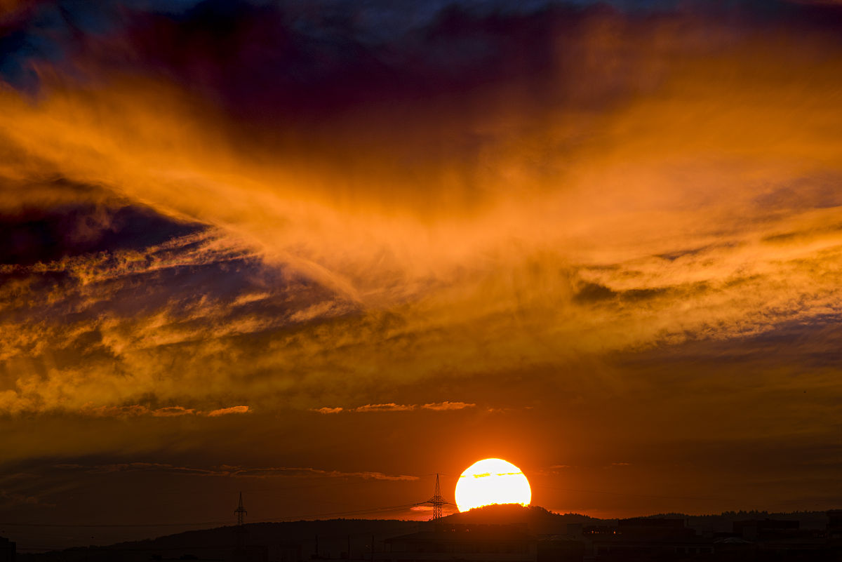 The white sun sets behind the mountains the Yellow River flows into the sea I aspire to reach a thousand miles and climb even higher翻译成中文