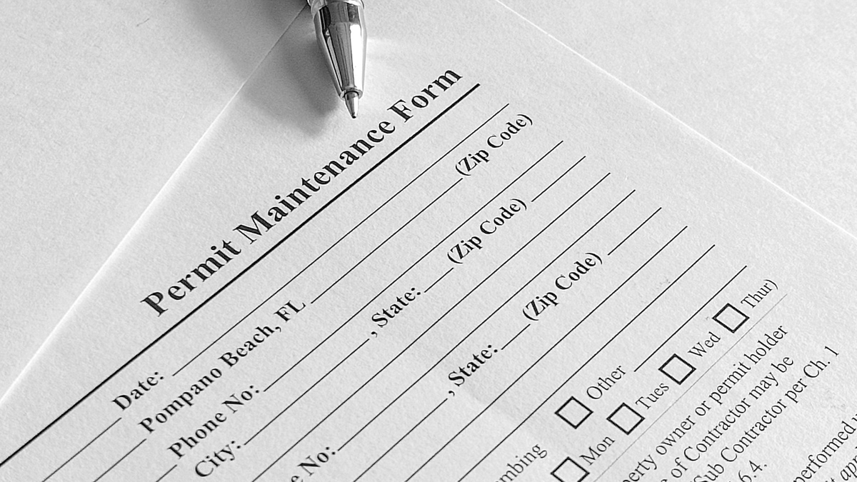 Elevated English: Transforming 'The imbalance between pro- and anti-inflammatory processes leads to chronic inflammation and the formation of atherosclerotic plaques in the vascular wall.