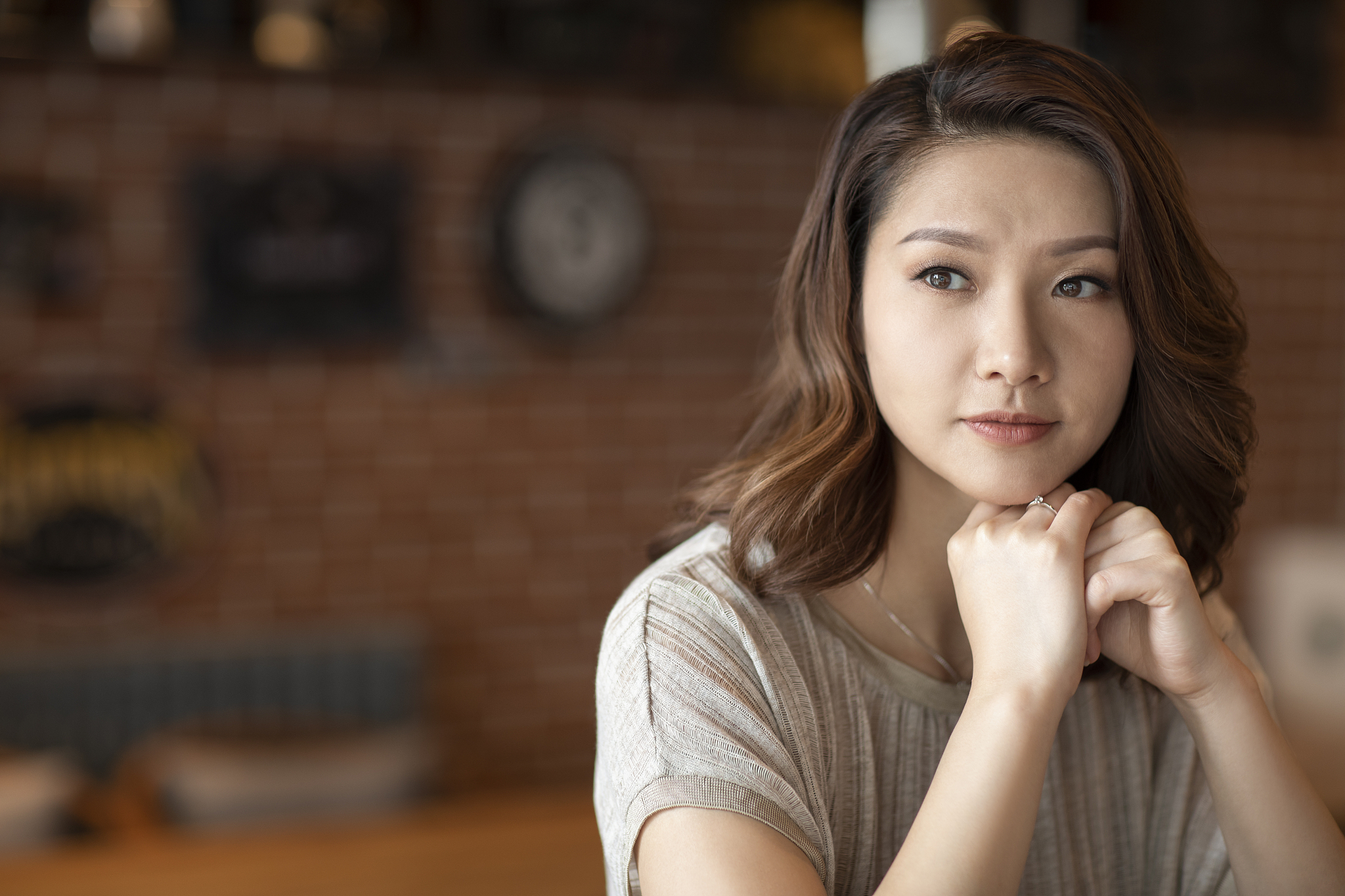 优雅女士在咖啡店