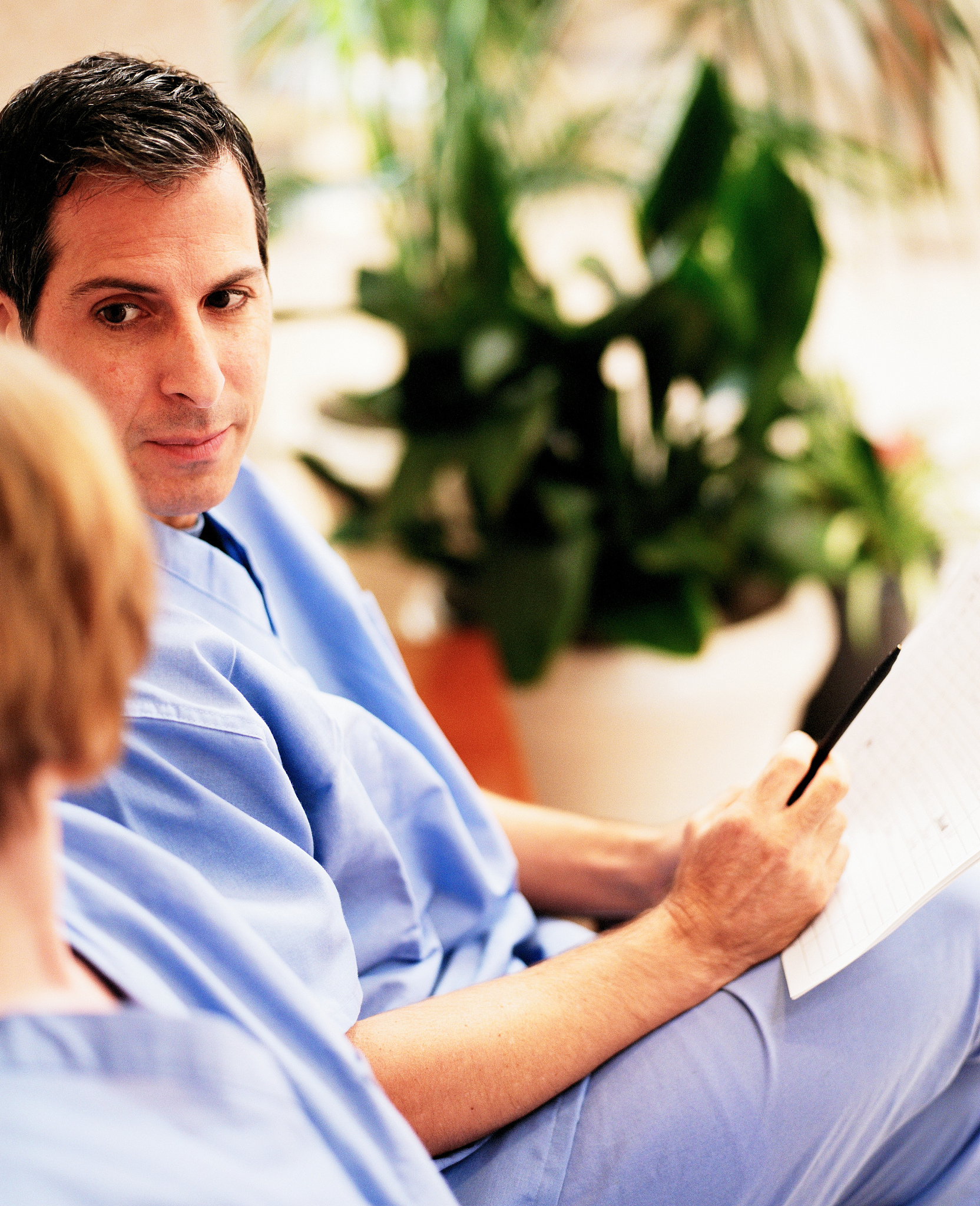 请用心理学知识为我详细分析扪心问诊中自杀飞行员Alex第五阶段的治疗过程注重Paul和Alex的对话不少于2000字例如：Alex的第5次咨询这是所有咨询中冲突最激烈的一次。本次咨询中Alex继续借Laura攻击咨询师。咨询师在Laura这件事上毫无招架之力只能采用被动防御的方式。然后咨询师看到了巴格达老人、咨询师、Alex父亲之间的关联。试图将Alex拉回到对于父亲的感受上但是Alex无法感受自