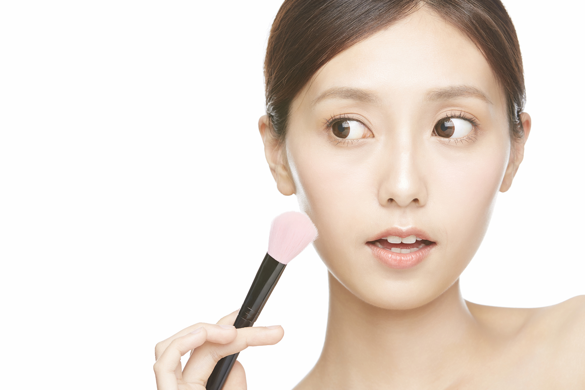 涂抹粉底时有什么实用的小技巧？ 生成40000字文章