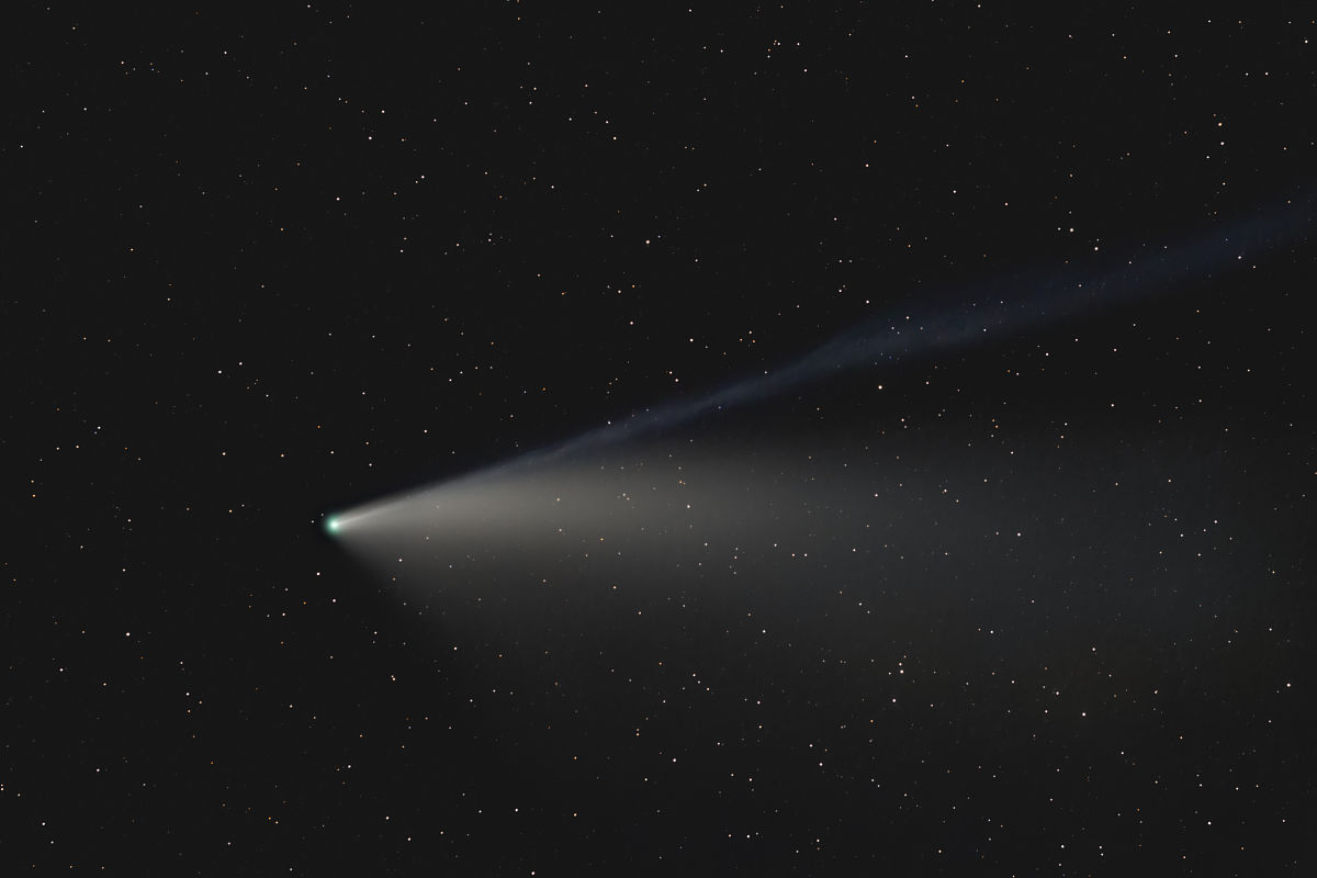 彗星c 2020 f3的背景是电离尾巴和星星