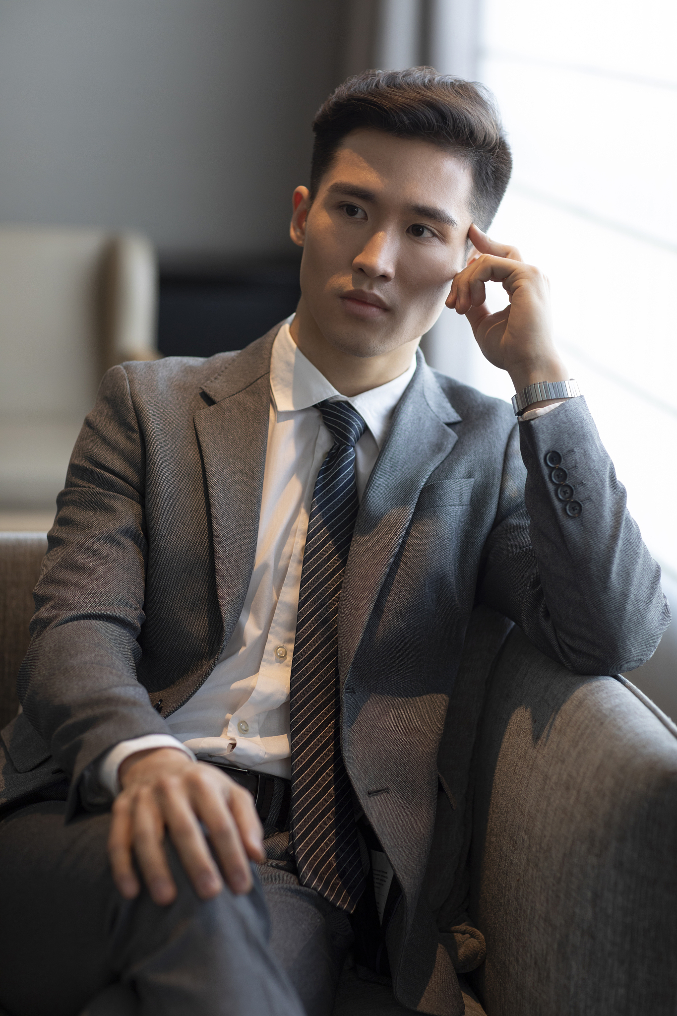 描述一个人的帅气五千字