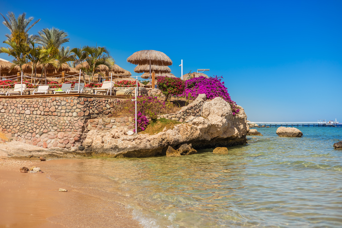 海边度假村取名灵感：礁石、灯塔与日出日落