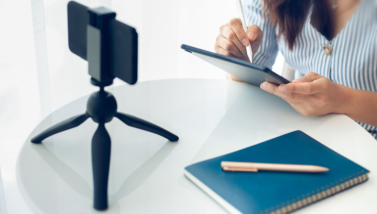 尊敬的老师您好这两天我在考虑我能不能胜任研究生的工作要求。思来想去我觉得尽管我本科专业与微电子有一些差异但我相信我具备足够的能力和热情来迎接这个挑战并在研究生学习中取得优秀的成绩。润色这句话