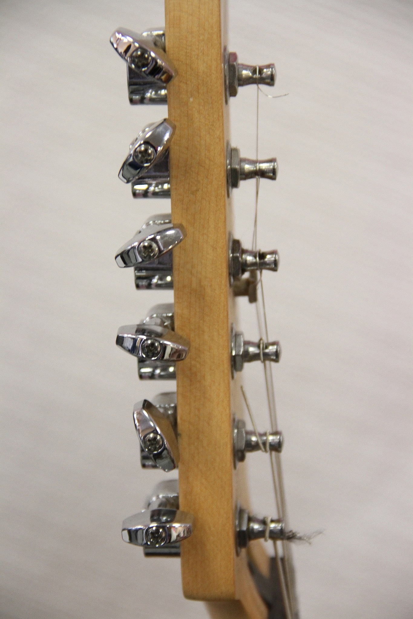 通过电动的方式对吉他外框进行支撑固定成型便于装置使用时工作人员进行操作使用提高了装置的实用性设置加热板可以在装置对吉他外框固定成型时进行加热从而可以加快吉他外框定型的速度增加了装置的功能性扩大了适用范围。前面内容修饰更加先进智能化