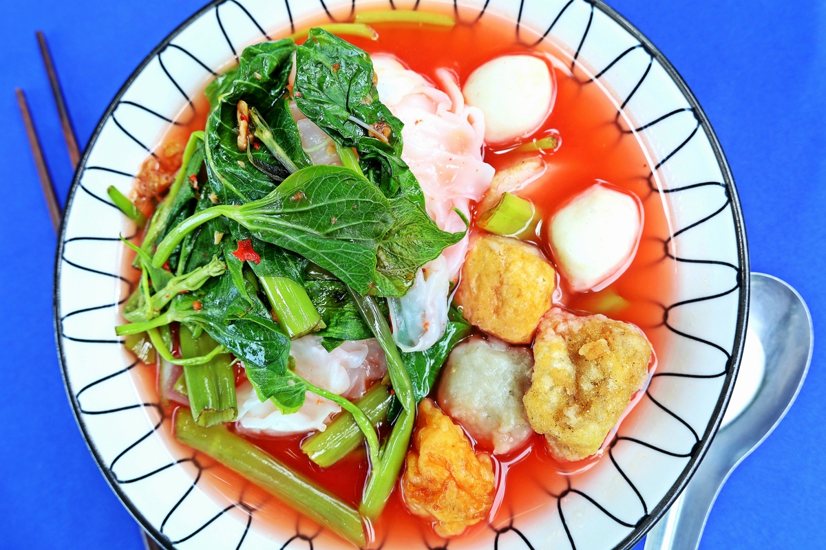 以下文案修改下使意思不变马上到夏天了老婆的晚餐换成了这个水煮菜它不仅做法简单还非常吃热量还很低随便怎么搭配都可以煮熟捞出来放入盘里。水煮菜好吃的关键就是这个油醋汁零脂肪的蘸啥啥好吃喜欢你也学着做起来吧。