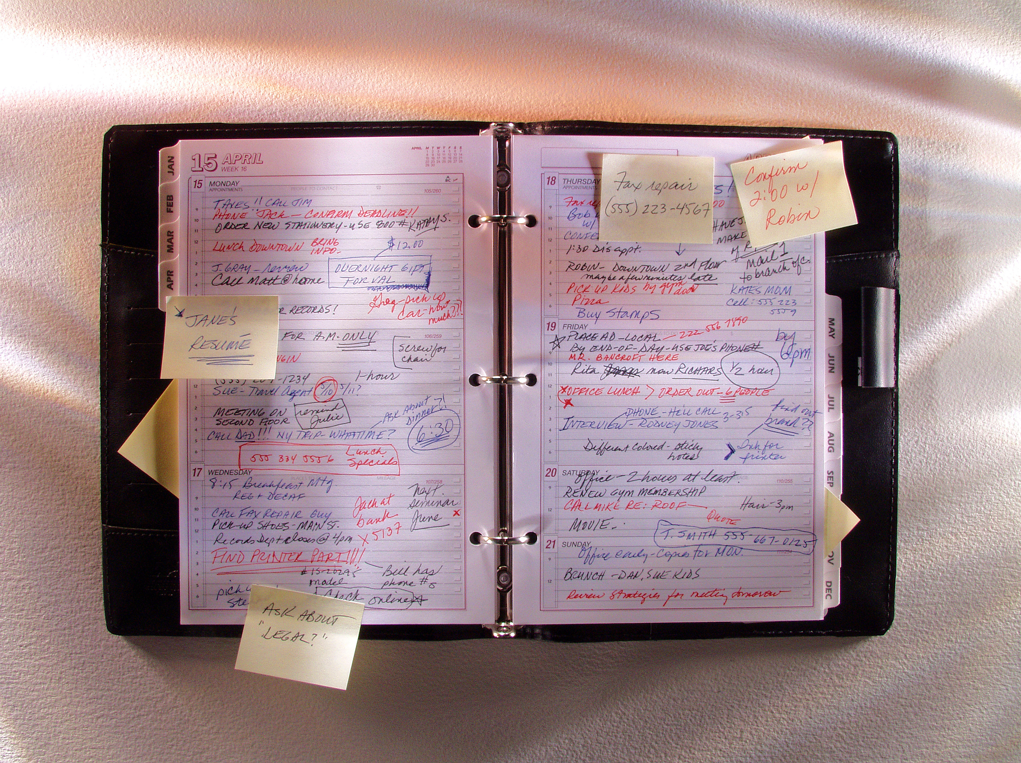 外婆前几年离开了我们，我却一直无法释怀。我曾经以为她的爱就这样消失了，就像她的人一样，离开了这个世界，再也不会回来，直到那天我打开了她的铁盒......铁盒里有针线、手账本、老花镜、全家福、手表、结婚照、闹钟、毛线。分别阐述这些物品对我的意义