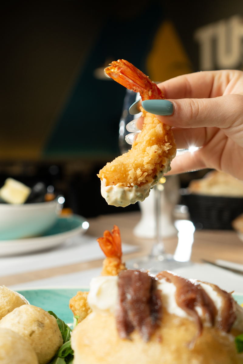 请翻译我们观察到以下情况冷冻方式为水冻整盒货物被冻成一个整体。所有的虾均处于冷冻状态虾体坚硬。部分虾虾头和或虾体变红或变黑。部分箱货物还伴有异味。