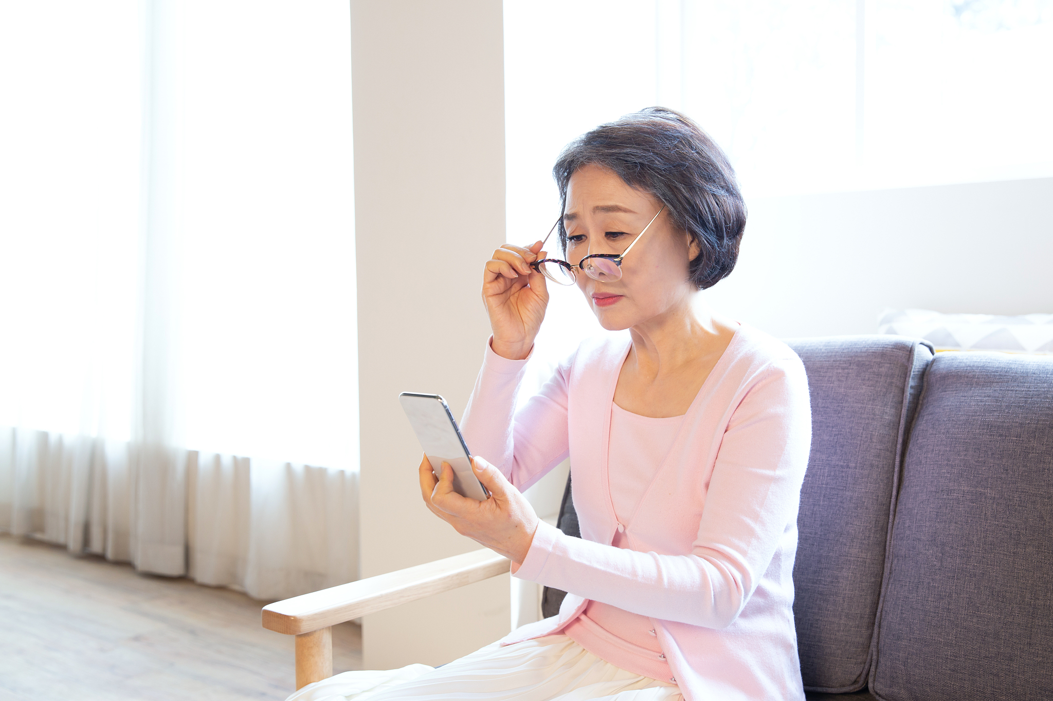 老花眼看行动中的人会模糊吗？