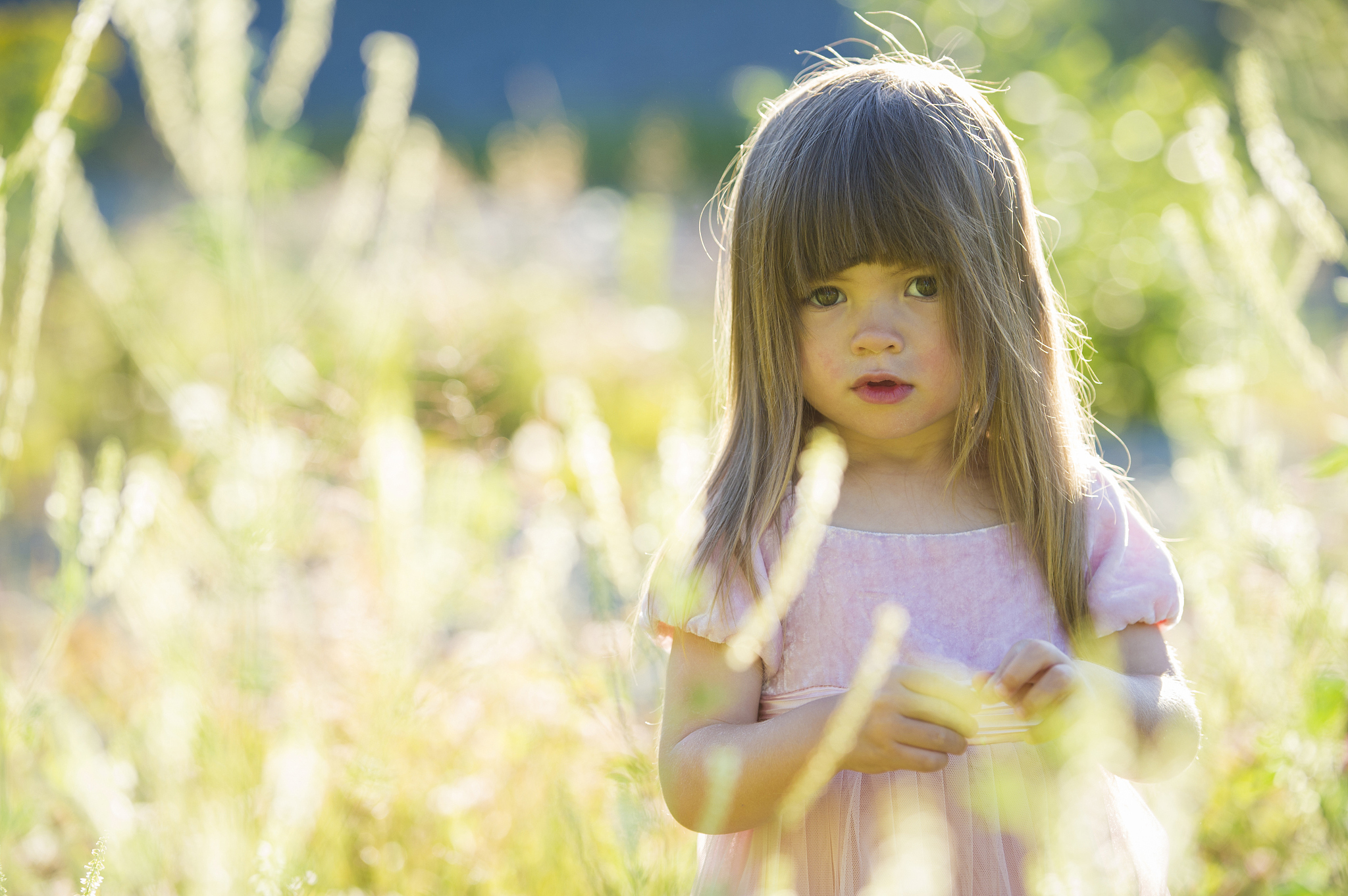 小女孩用四个字形容一下