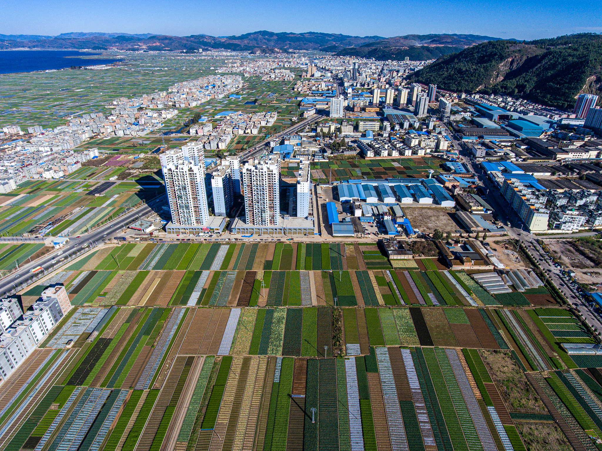 H县经济发展现状分析及建议：促进区域均衡、产业融合与城镇化