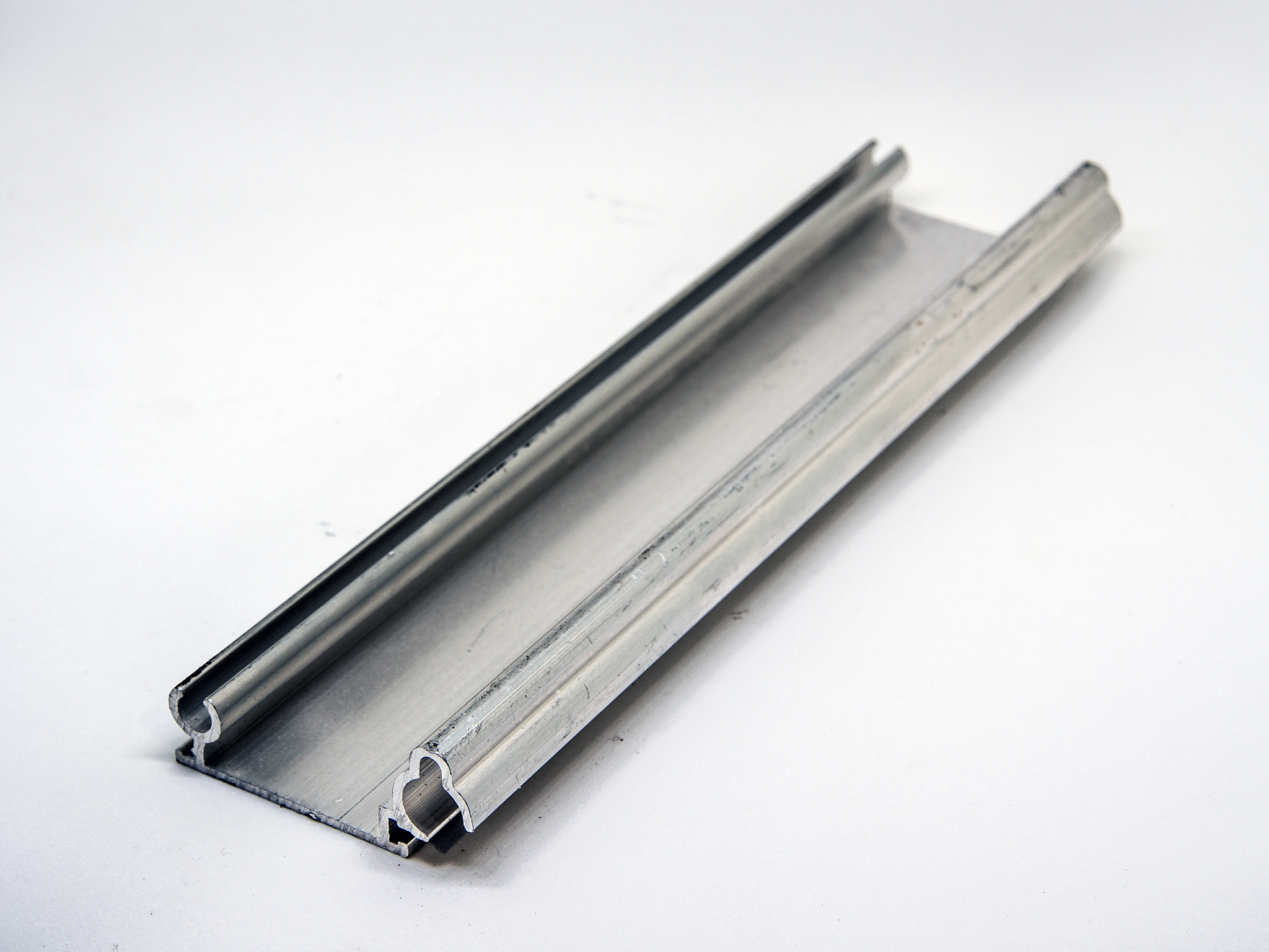 有一个YouTube视频内容是展示装饰线条的氧化前准备把铝型材挂起来请帮忙写一个有创意的说明