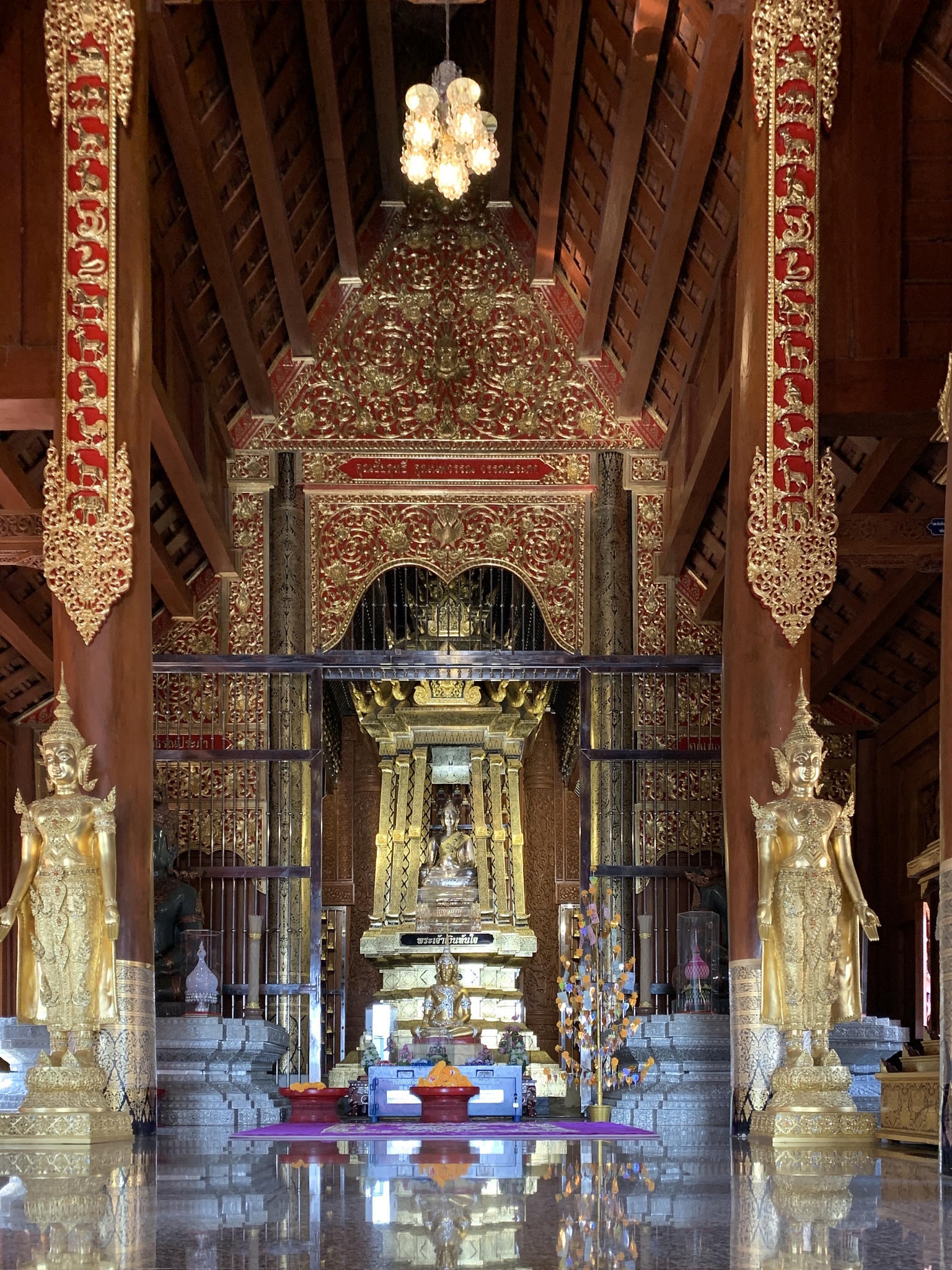 描述一个富丽堂皇的皇宫的外部图