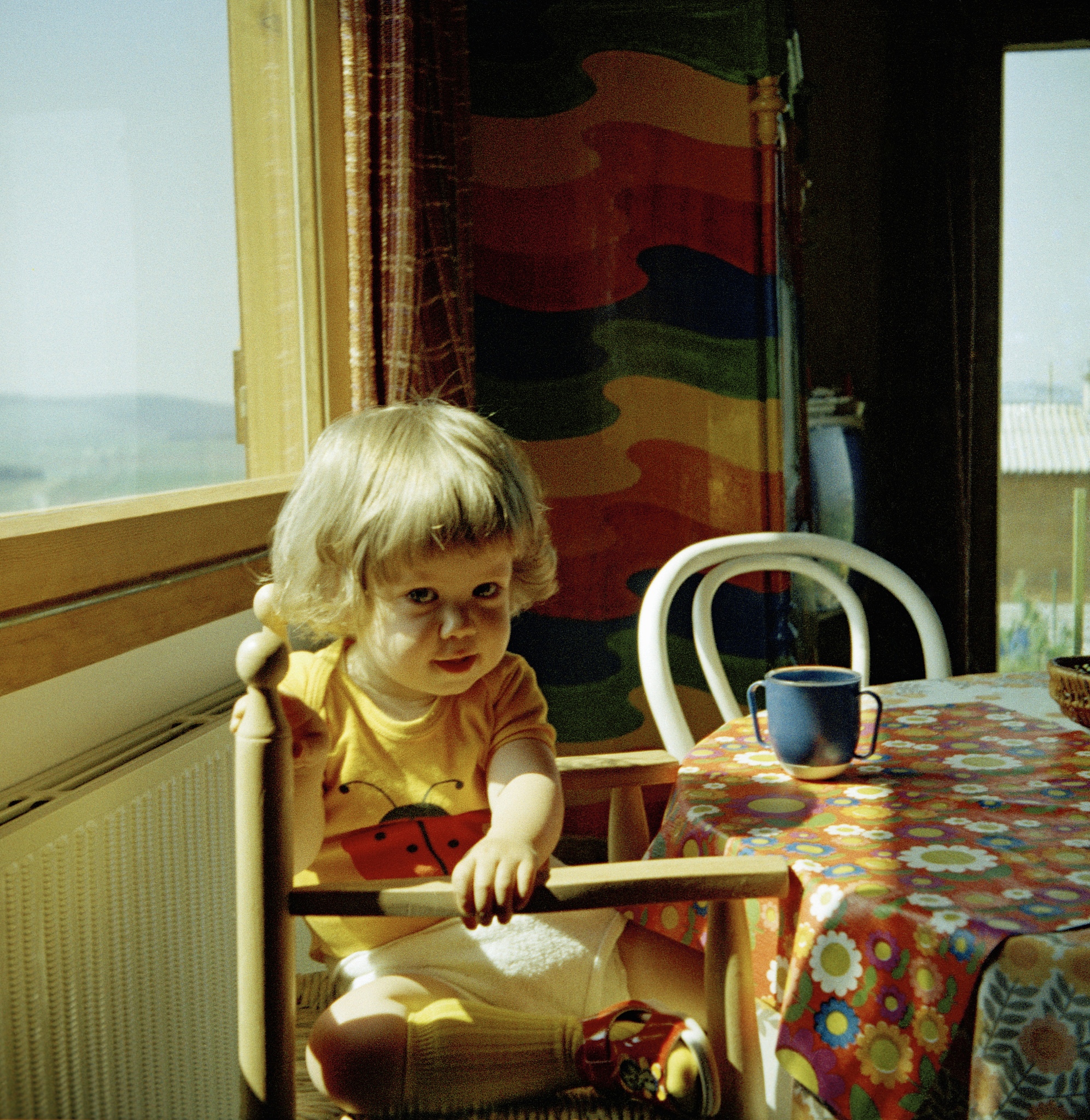 Mary Ainsworth's Strange Situation: Child Behavior Focus