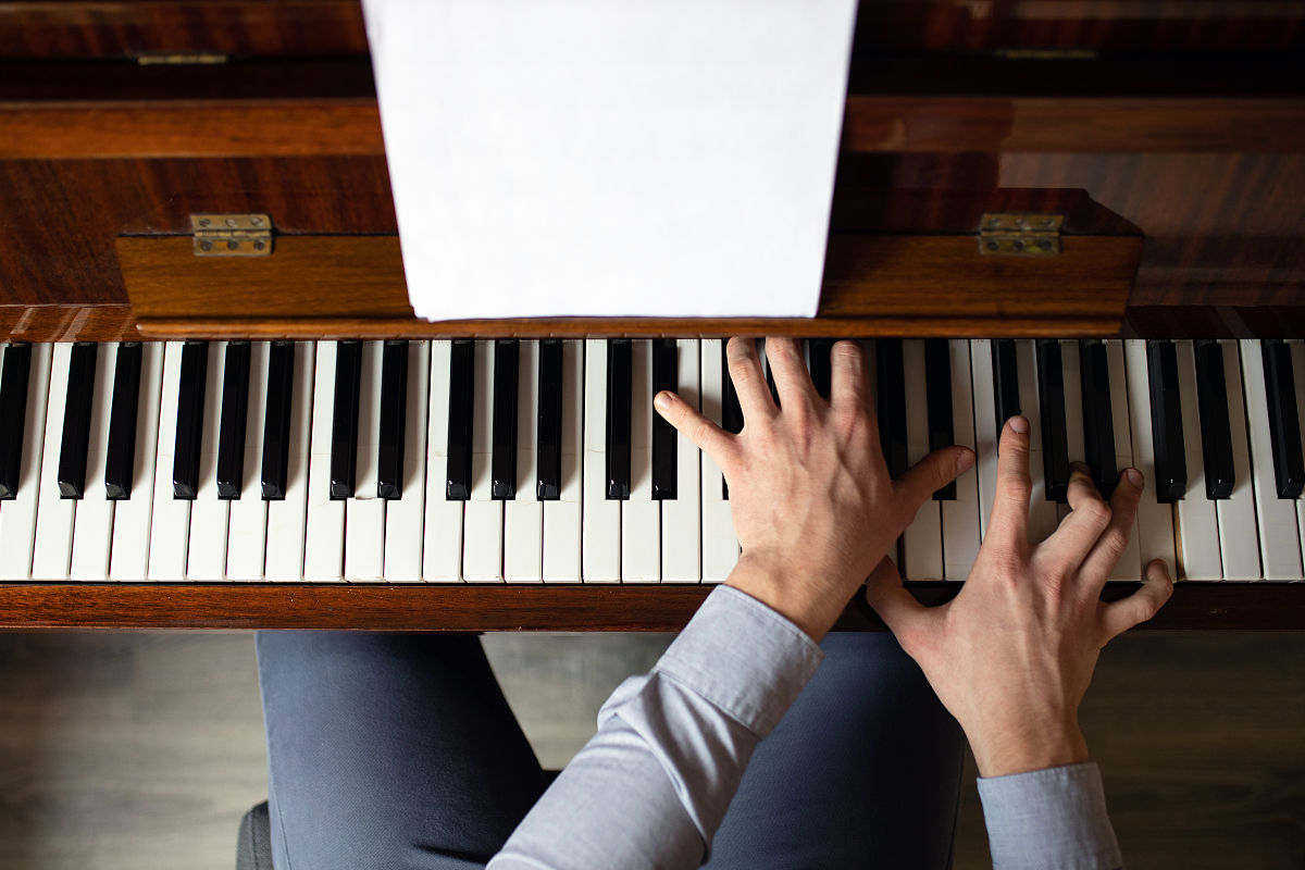 如何学会弹钢琴