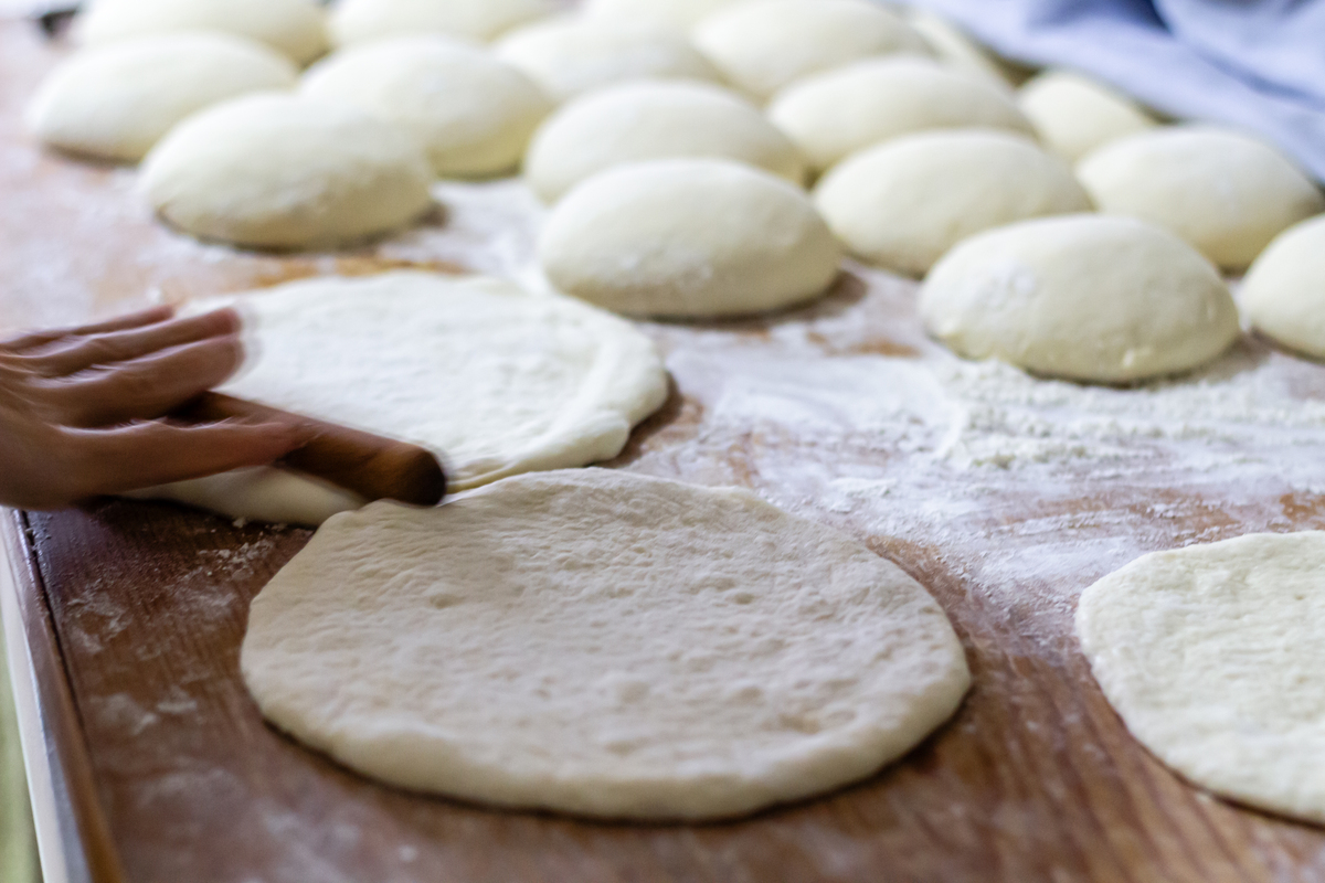 请写一段描写酱香饼制作的画面解说词