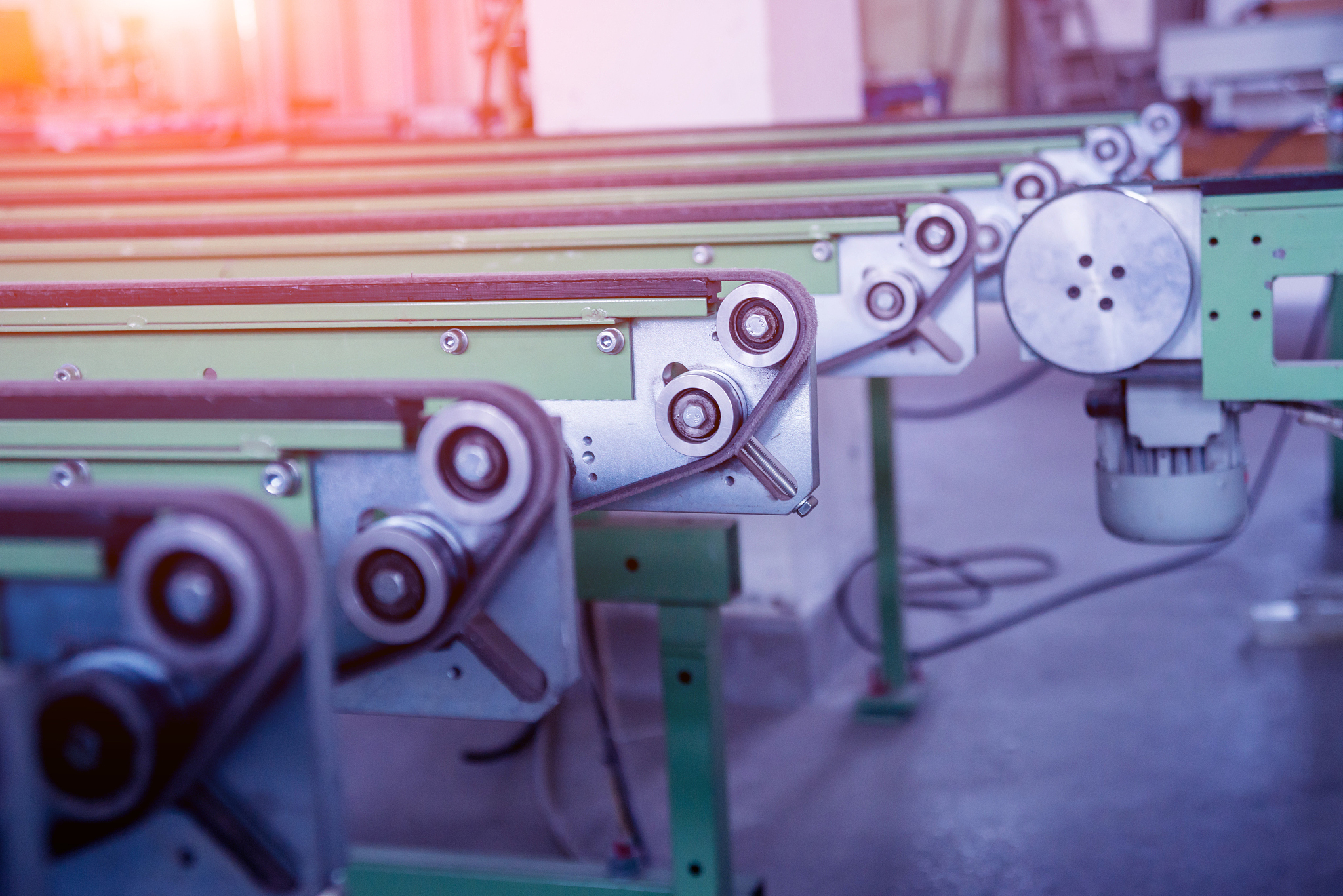 贴标机中的压带运动方向为什么跟输送带相同