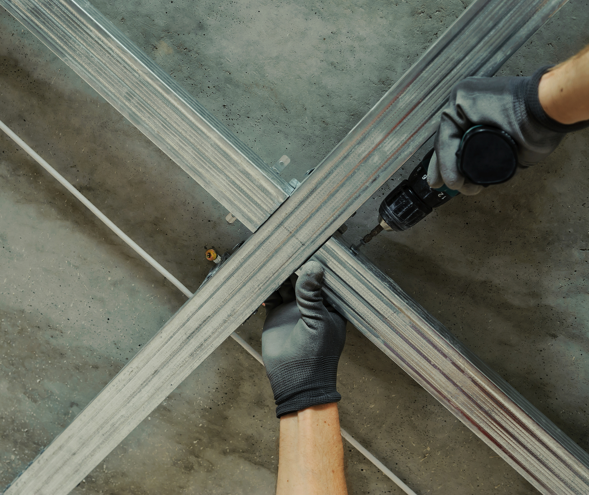 铝单板龙骨安装施工检查要点：确保牢固平整