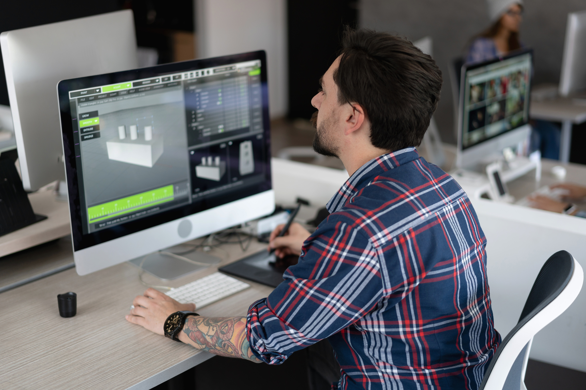 3d designer modeling while working at a creative office