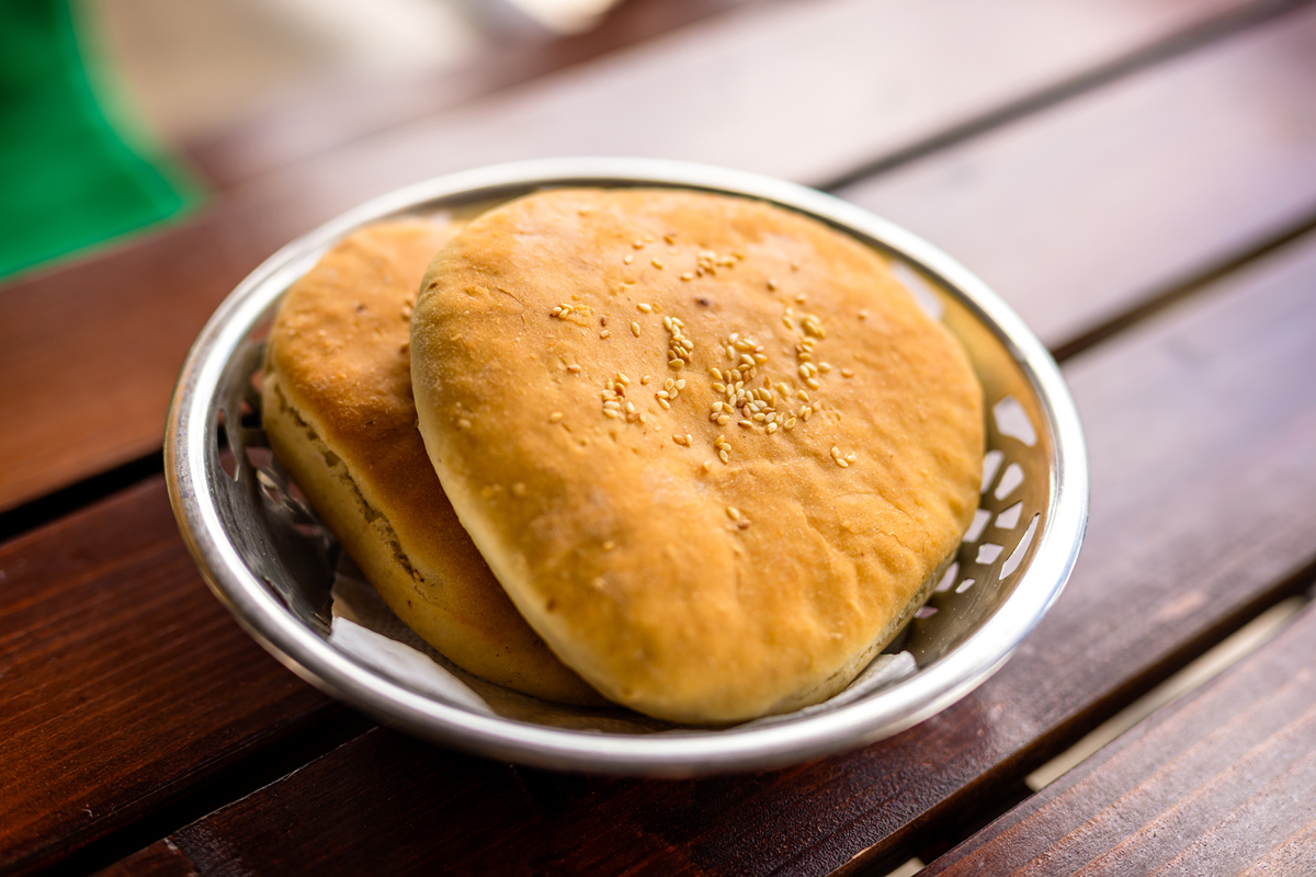 曲阳烧饼河北曲阳传统名点之一据考已有千余年历史堪称中国北方面食中的一绝曲阳烧饼是曲阳特色食品配料有专制秘方制作精巧有香酥怡人饼薄香脆的特点且久放不疲、风干不硬。以白面、脱破芝麻、食油、盐制作吃起来香、酥、脆。你现在要写一篇小红书文案能帮我写一个500字左右的文案主要凸显曲阳烧饼是我吃过最好吃的烧饼而且以大学生视角来写。