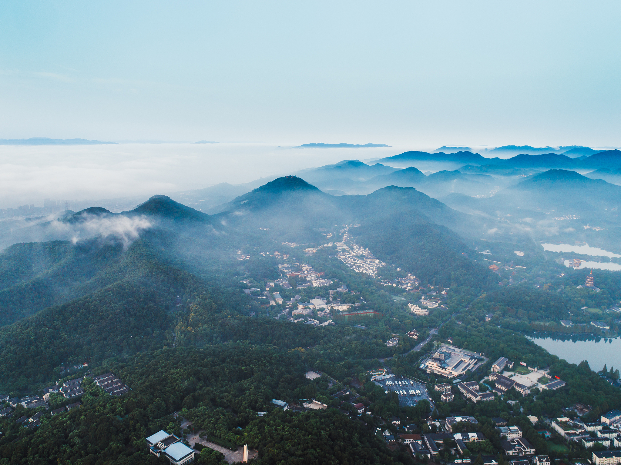 杭州最高峰：天目山，海拔1449.2米