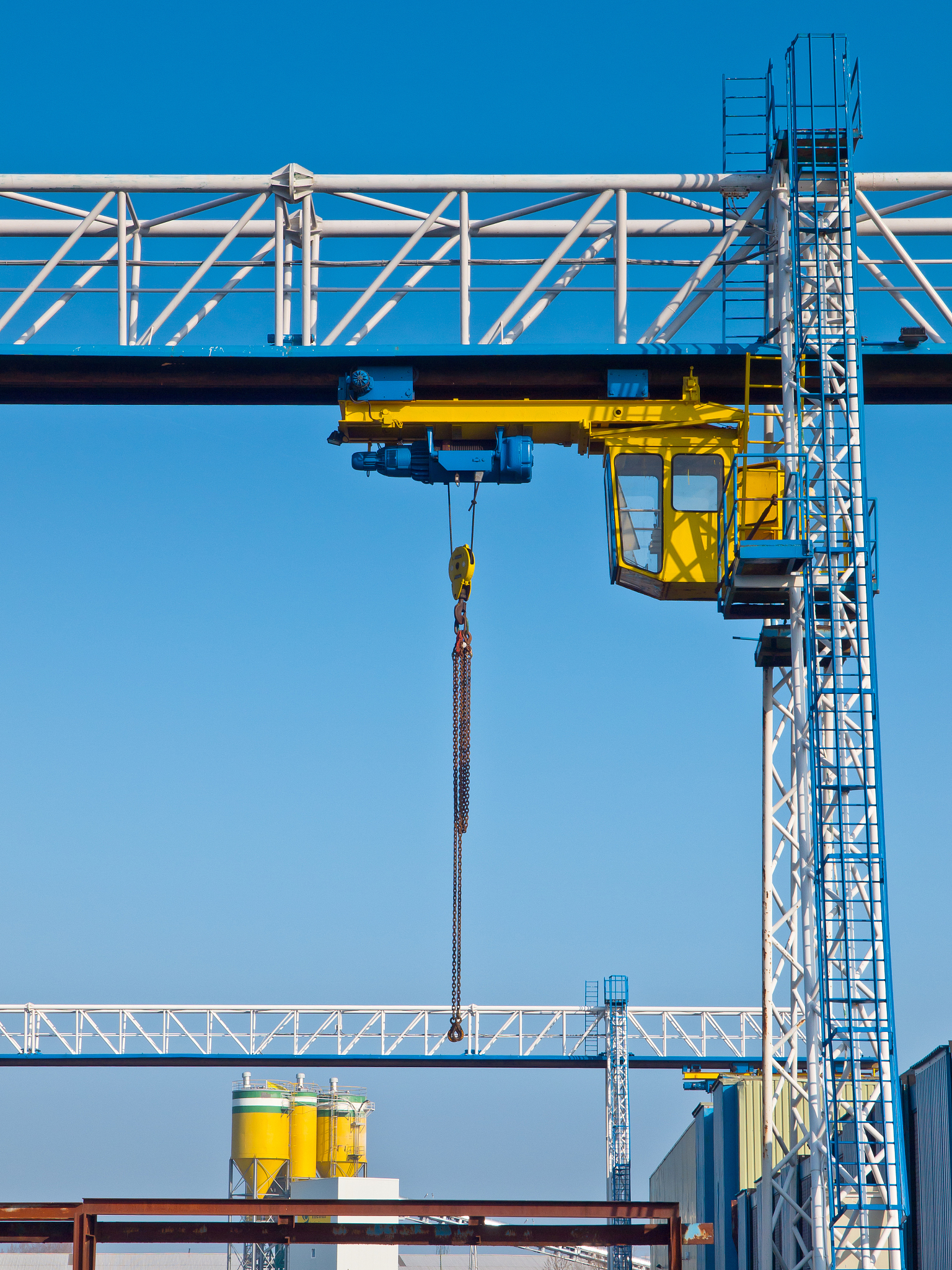 crane是什么crane是英文中的起重机的意思它是一种用于吊装和搬运重物的机器设备通常由一个或多个悬挂在起重机臂上的钩子或其他吊装装置来完成任务。crane通常用于工业、建筑和船舶等领域可以吊装重型设备、钢材、混凝土、货物等。继续
