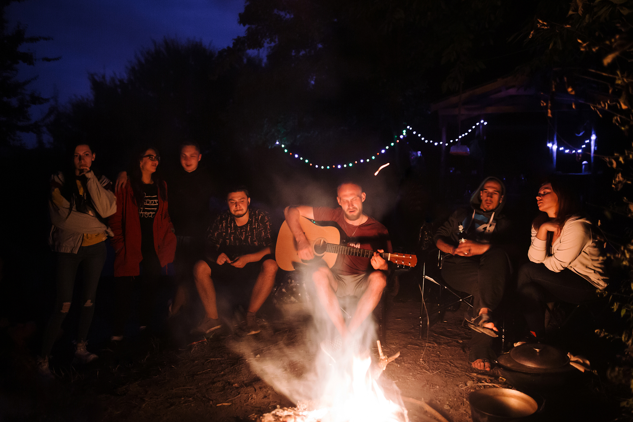 能帮我写一份大学生乡村篝火晚会的新闻稿吗