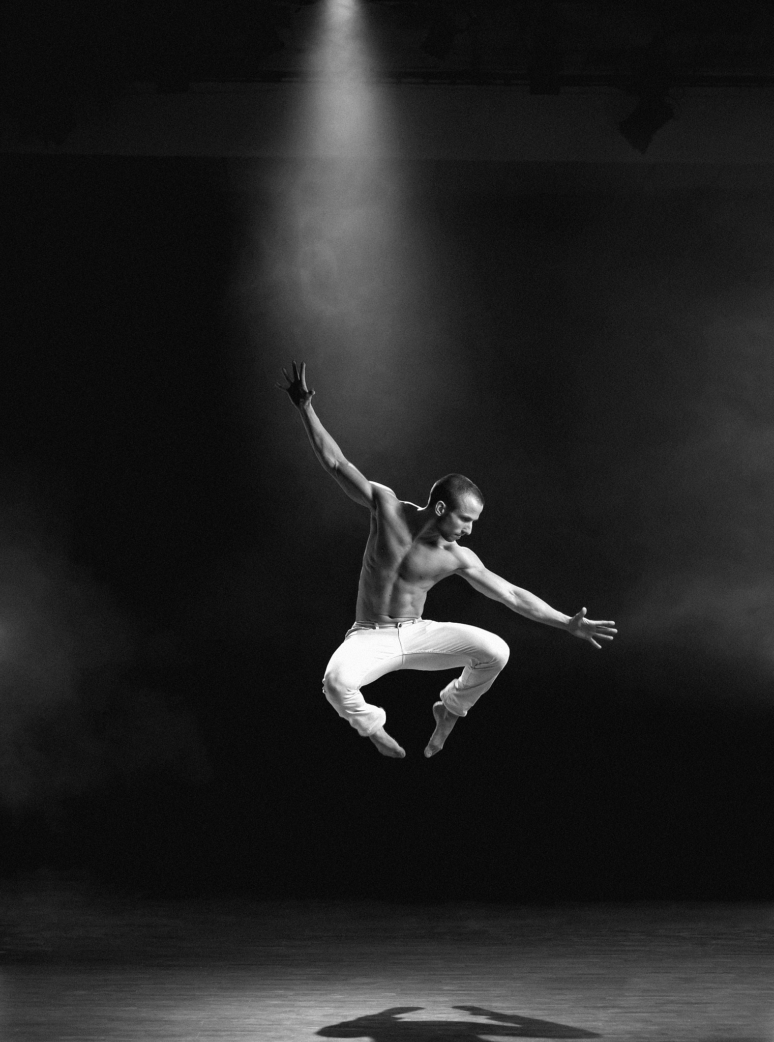 你是一位很有创意与才华的舞蹈编剧请帮我创作出世界上最优秀有创意结局运用留白方式内容加点黑色幽默结合现代舞且能让观众共情引起反思的一个舞剧剧本包括服装道具妆容。以《月亮落在左手上》