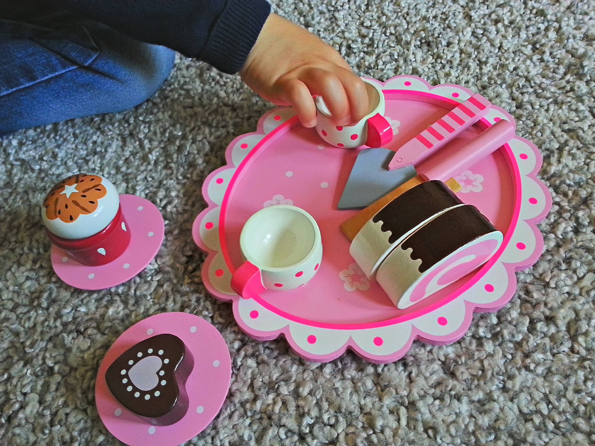 幼儿自制玩教具响板的制作过程