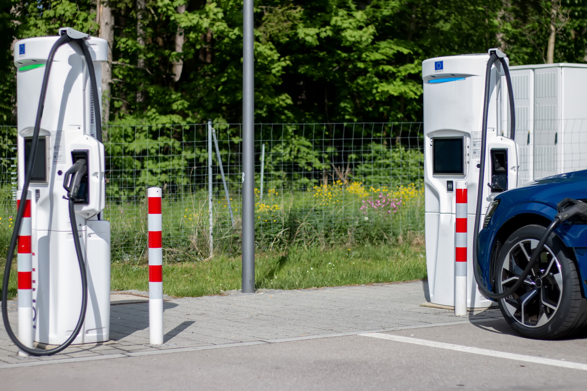 电动汽车充电路径规划：高效出行指南