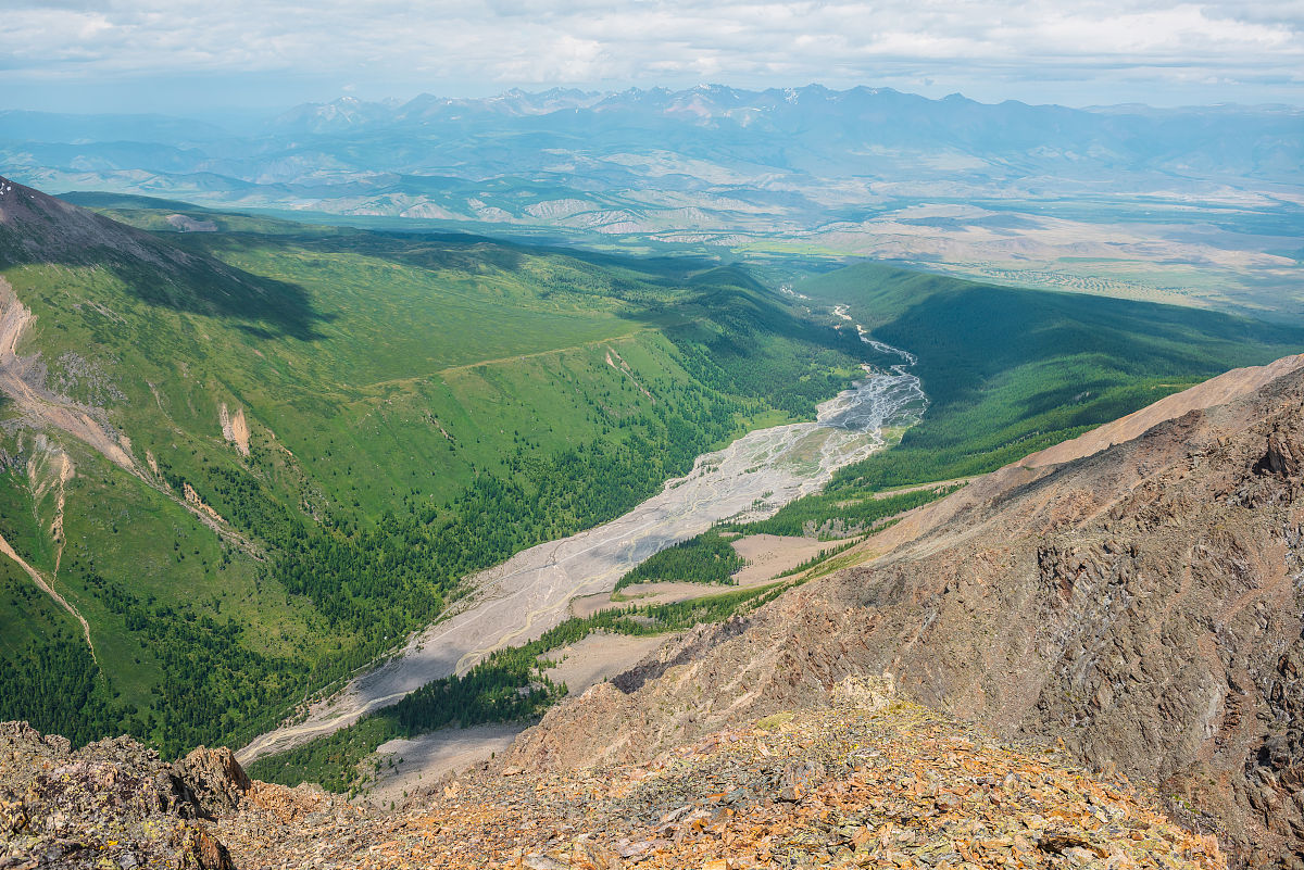 令人敬畏的视图从上面到水线的山脉河流在阳光下的森林山谷和山脉的巨