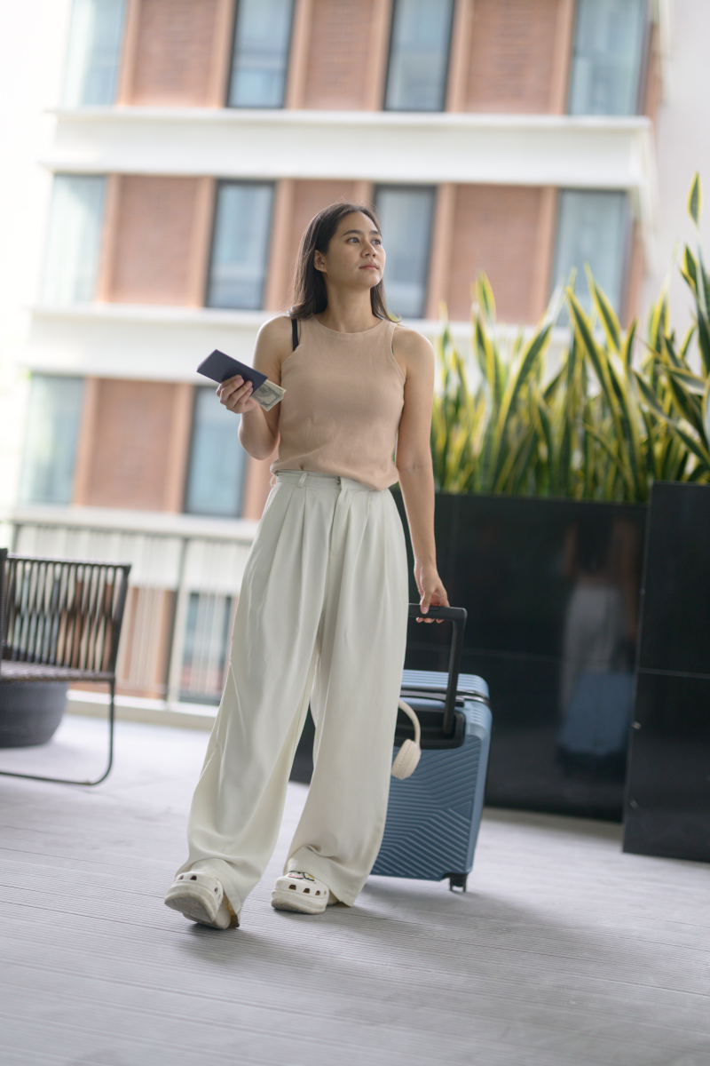 撰写一篇很唯美生动的夏日穿搭美文。关键词：绽放活力、释放童趣、夏天清新、生机、阳光帅气