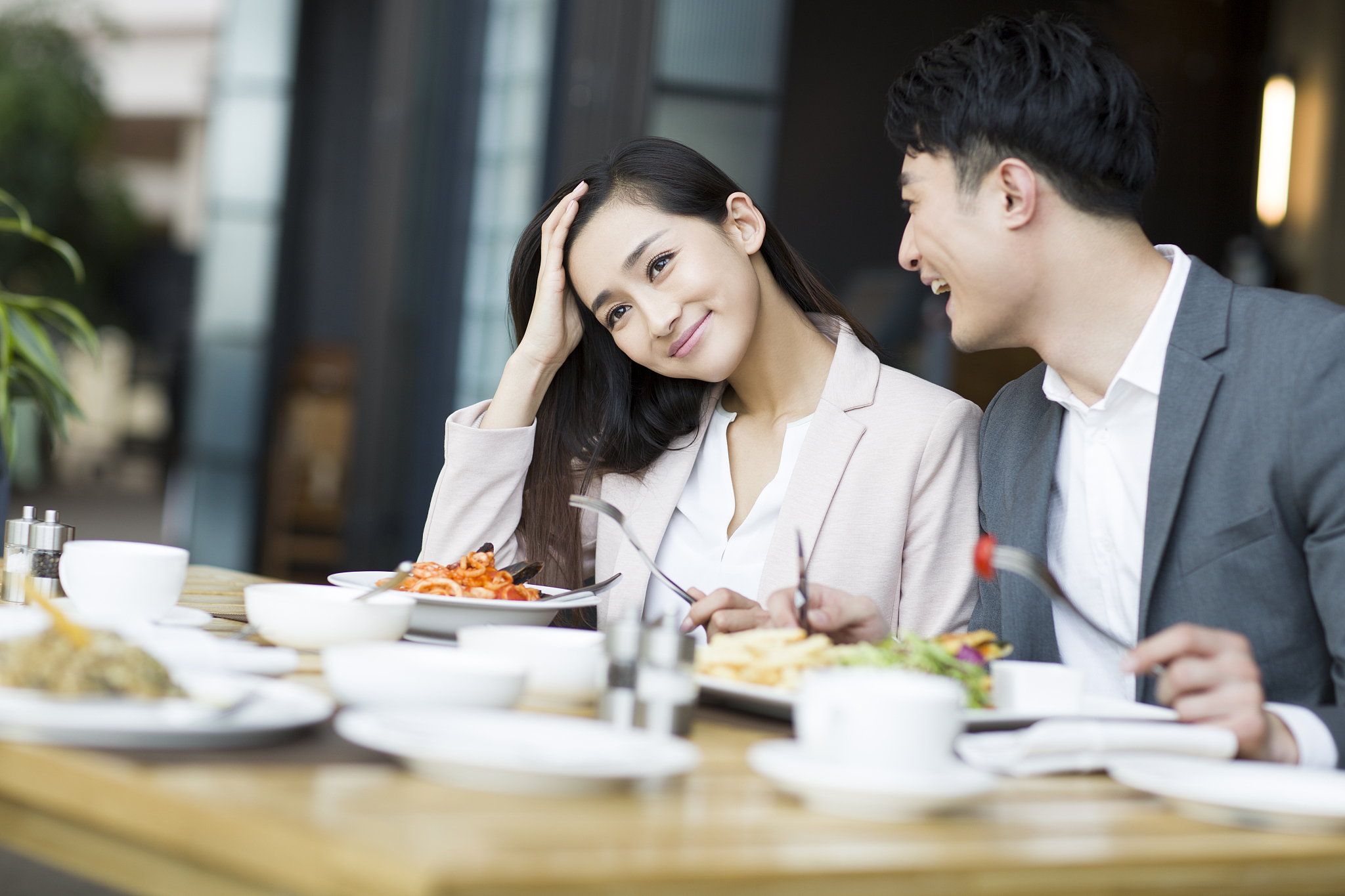 老公遇到以前的同事说请她吃饭那个同事我在她就不来我不在她就会来是什么