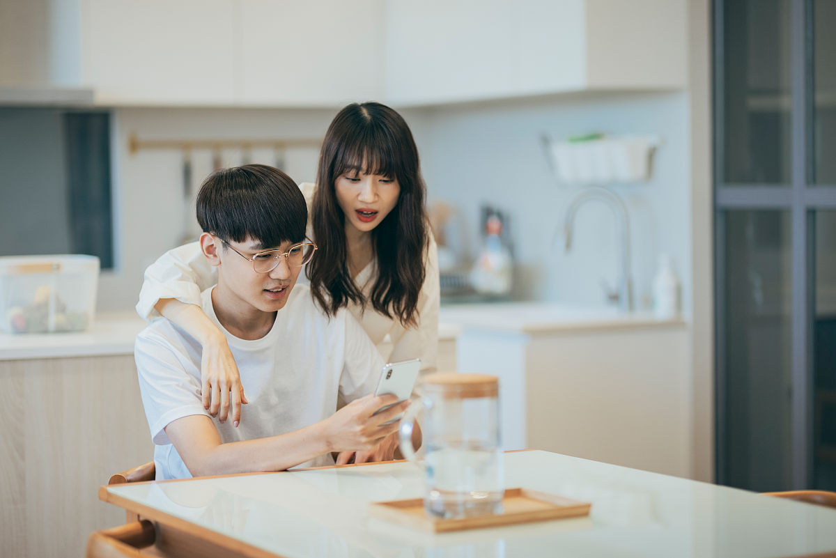 根據以下內容用日文寫一封信比我在遠方的情人

我本身打算去買一張同一款式的梳化, 讓我們在不同的空間又可以睡在相同的世界裏, 再在相同的梳化細味著傷痛的往事. 很記得我們在那張梳化上的日子. 感覺是充滿著回憶與幸福的