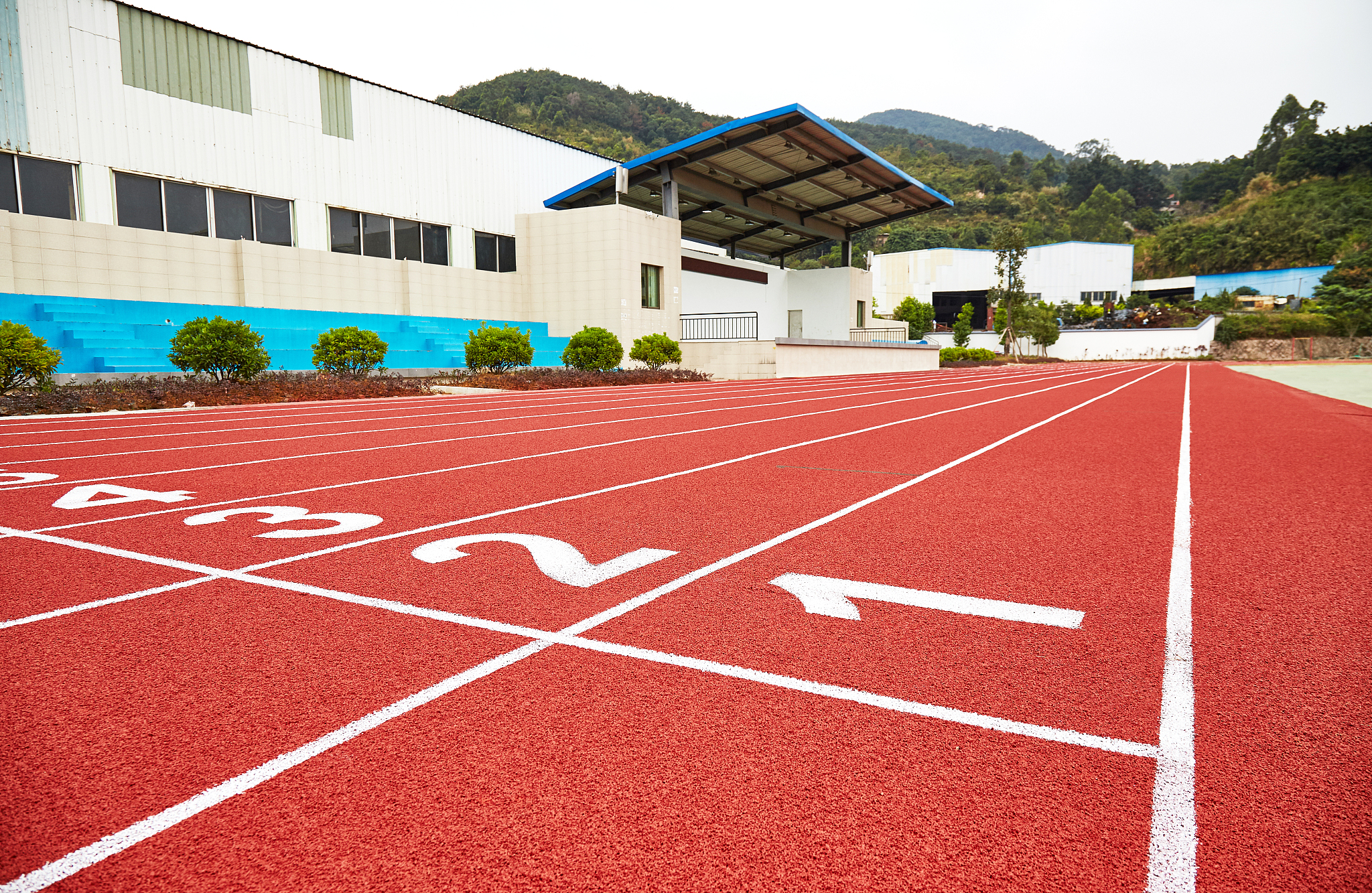 东莞竹溪中学新国标环保塑胶跑道：安全、性能优异、长效使用