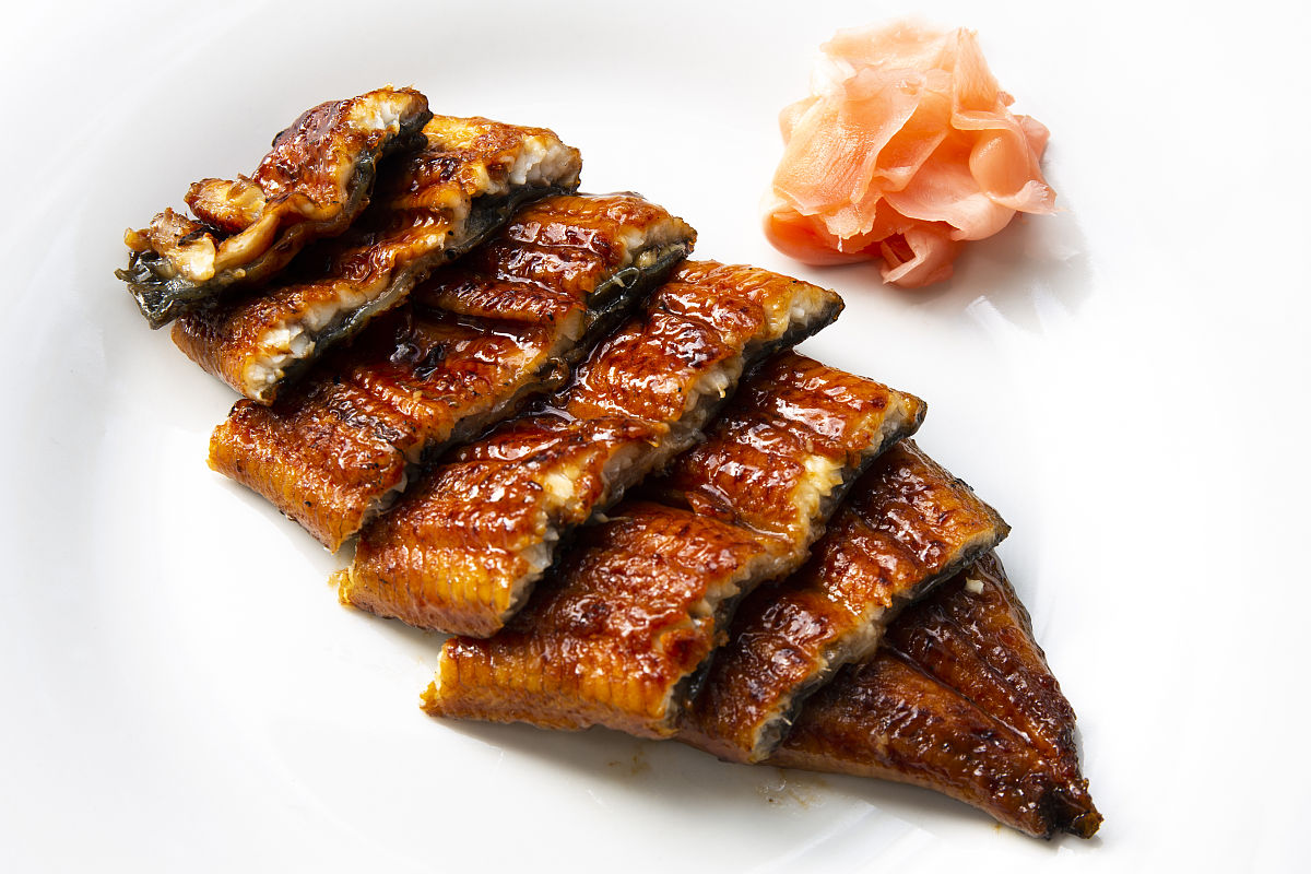 碳烤活鳗鱼两种经典调味：日式酱油 vs 洋葱腌制