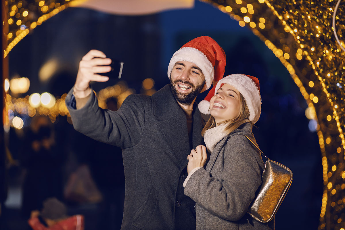 下班了很开心。怎么描述