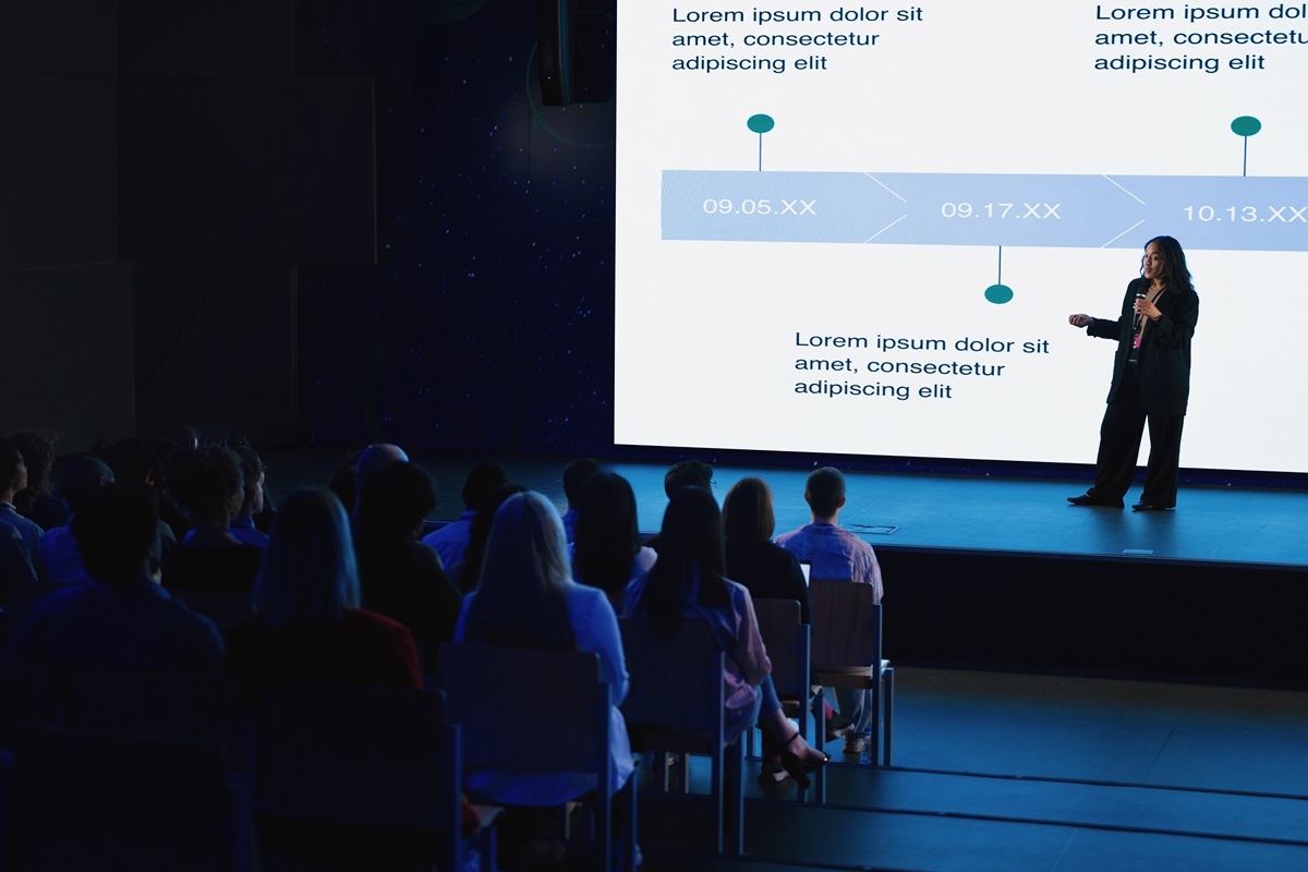 帮我写一个听撒金海老师关于大数据讲座的一个心得体会 要求 文中需要包括如下两部分关键内容点：针对选择专业方向的相关问题选择并使用恰当的技术、资源、现代工程工具和信息技术工具的介绍；体现对专业相关背景知识、学科前沿及发展趋势的介绍。5000字