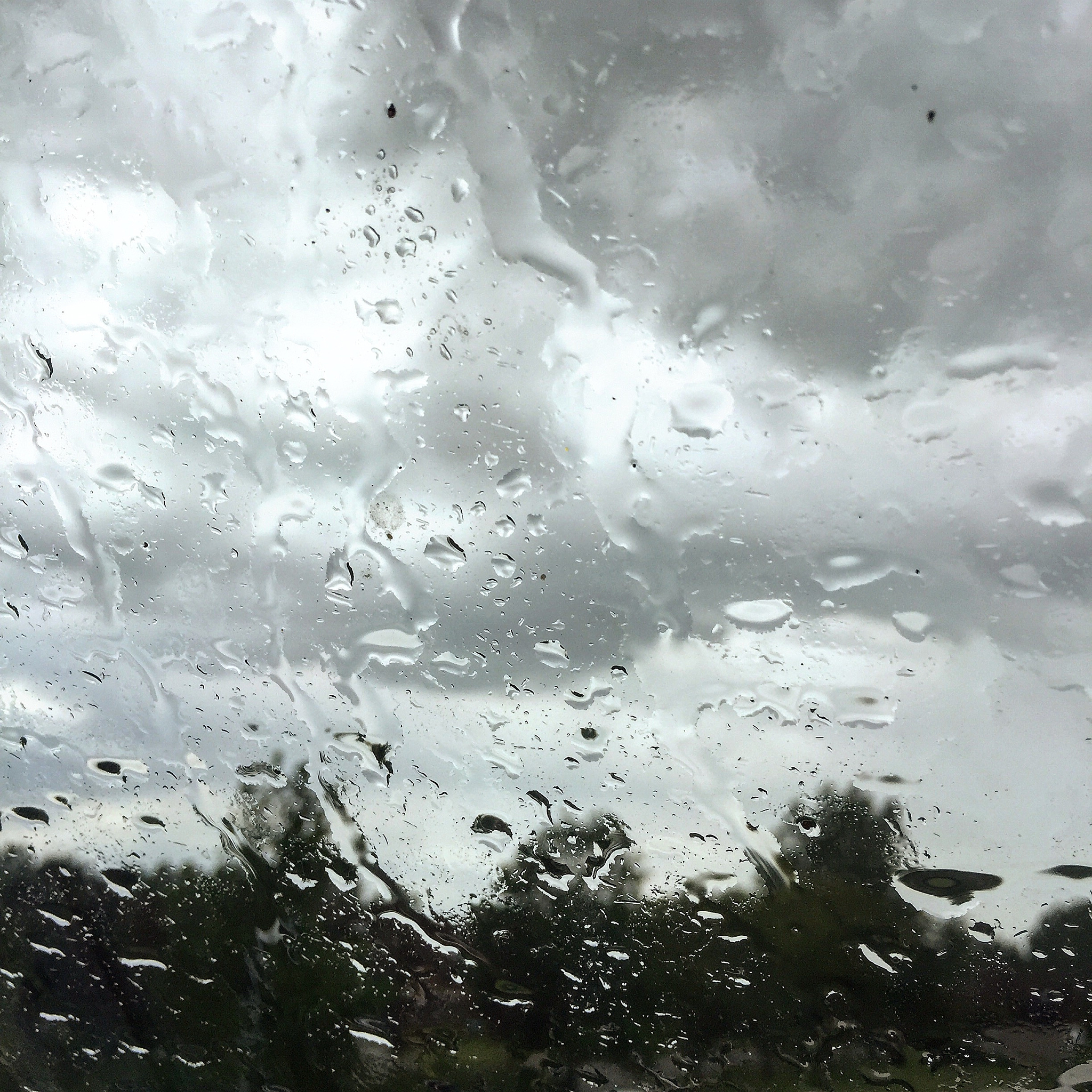 乌云密布诗：预示暴雨降临，描绘雨前景象
