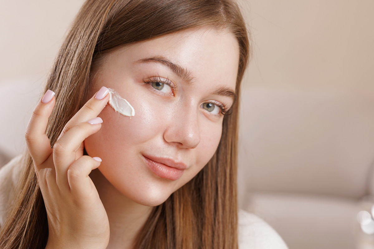 1、和夏天一样的护肤品但是感觉脸干干的很粗糙2、坐标杭州风真的很大皮肤会泛红敏感写一段话分享换季护肤问题按上述文字展开400字左右