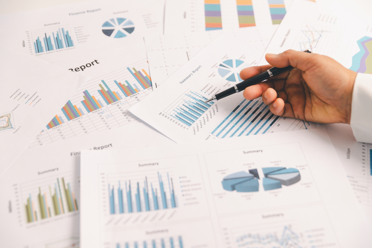 Finance manager double page English blue resume template尤小优应聘岗位：产品设计师邮箱：jiasmine163com电话：134-7674-8978所在地：广东省广州市海珠区性别：女生日：19990824PowerPoint工作技能PowerPointPowerPointPowerPoint自我评价工作技能Education experien