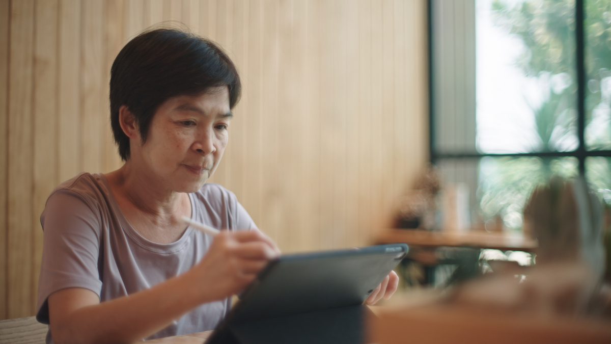 50岁女性老年大学学什么好？丰富晚年生活建议
