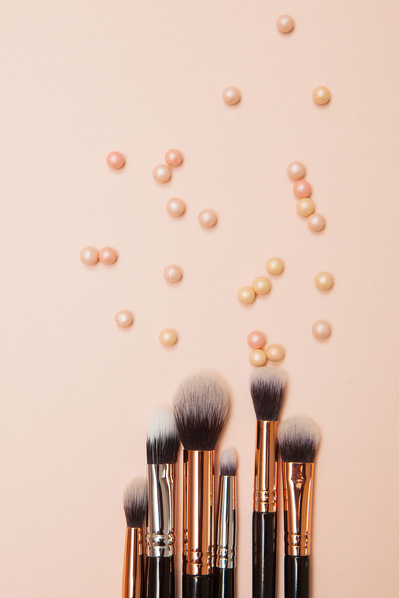 告别卡粉！魔法粉底刷打造自然服帖无暇底妆