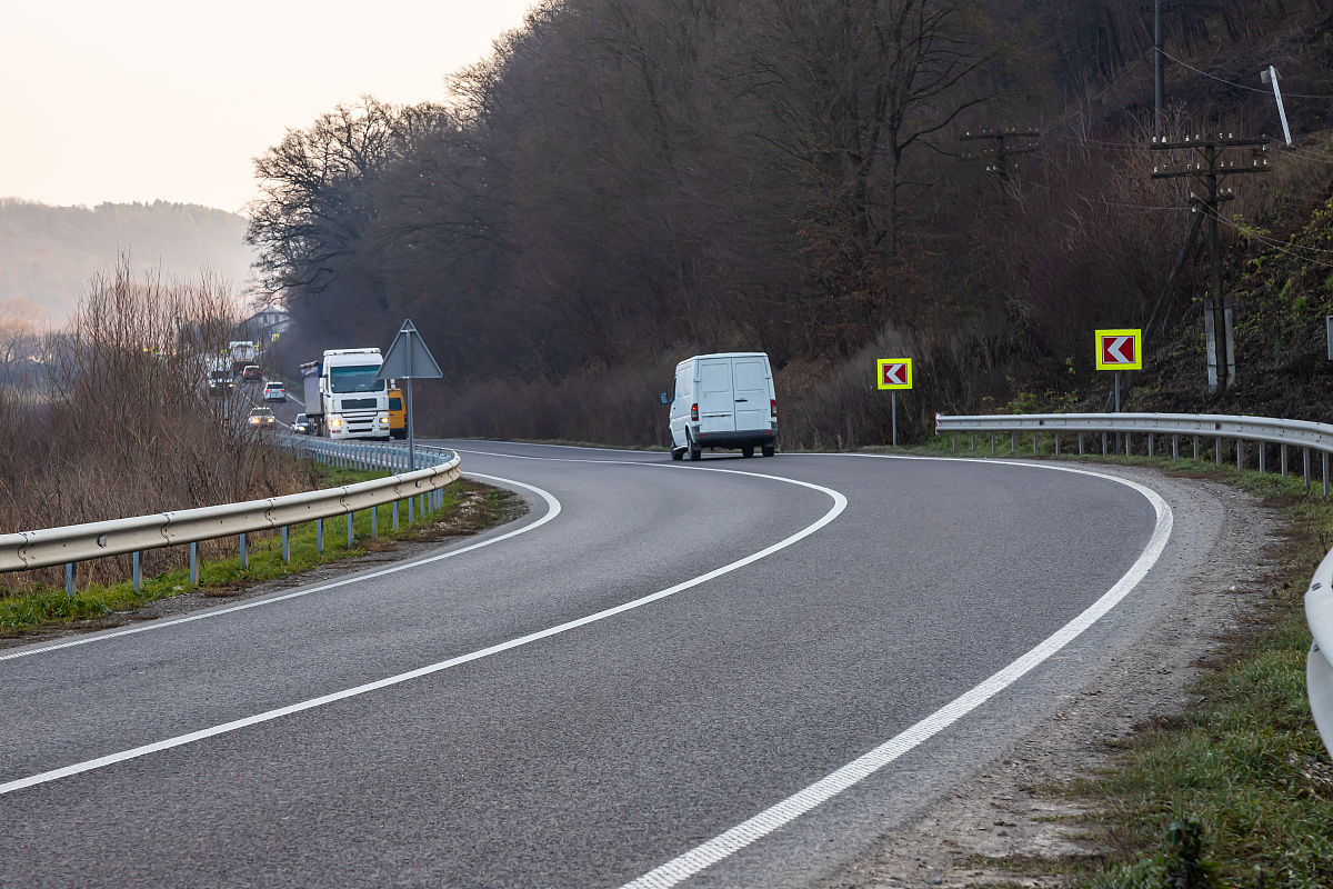 帮我做一个山地道路驾驶教案
