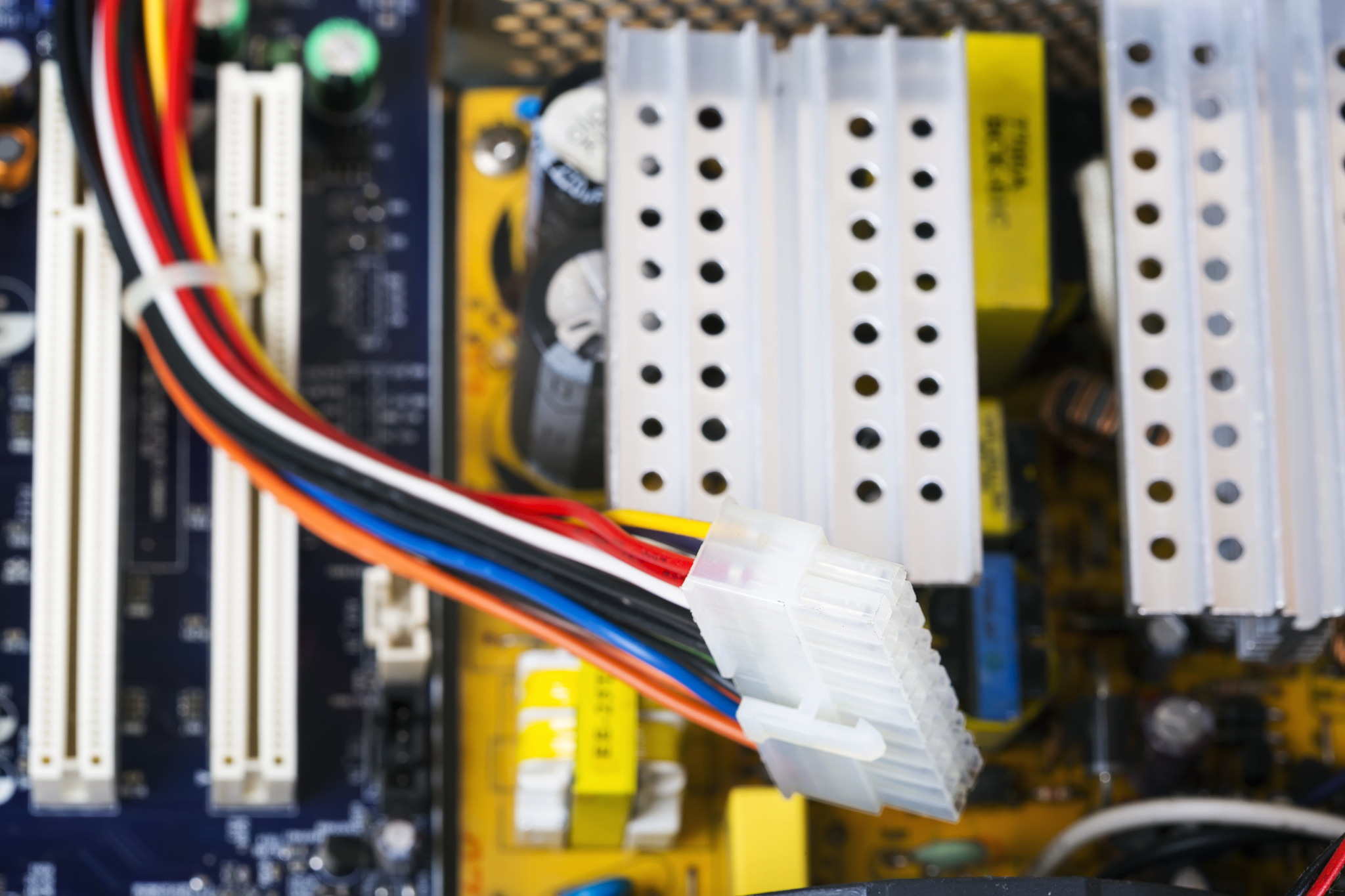 8086 CPU 总线信号详解：地址线、数据线、控制线等