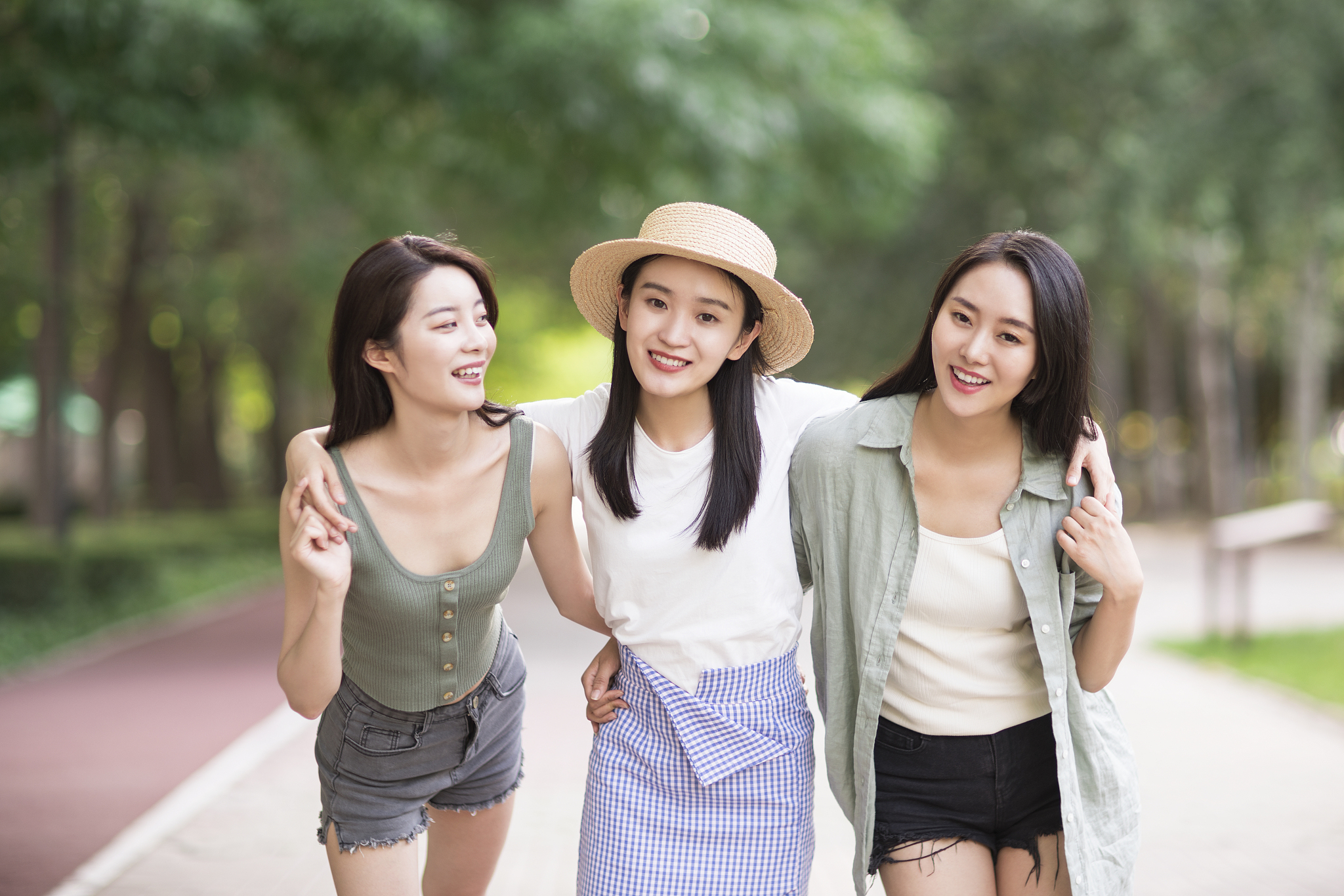 请把文中的姐妹名字换成中国人。另外女主角谈过一个条件很好的男朋友但也被妹妹抢走。
