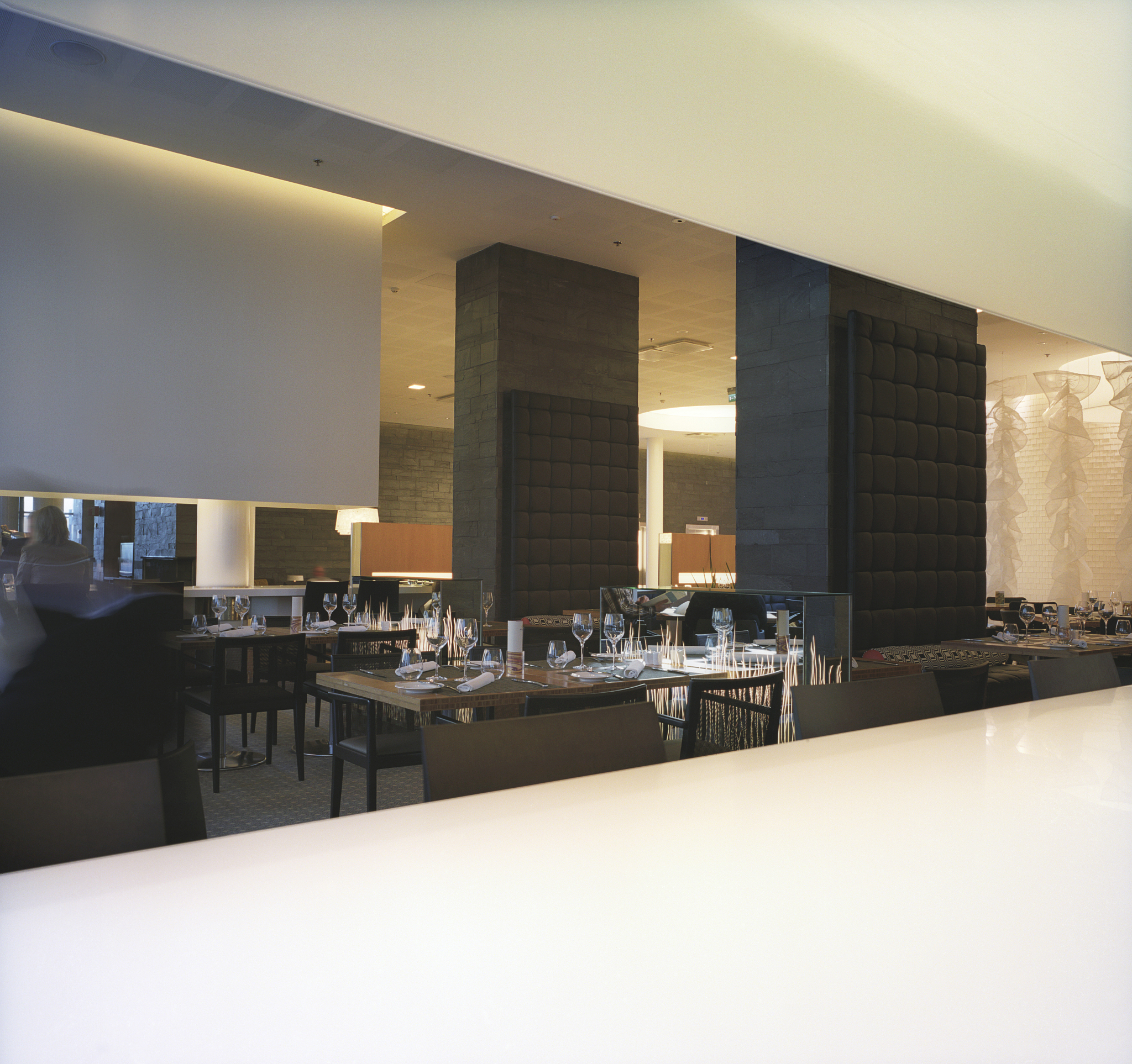 Shangri-La Hotel Restaurant: Flat Structure, Personalized Management