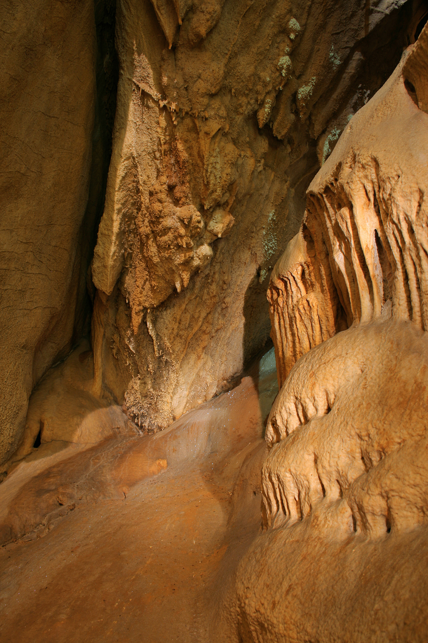 天斧砂宫经纬度：甘肃兰州103.7206°E, 36.5200°N